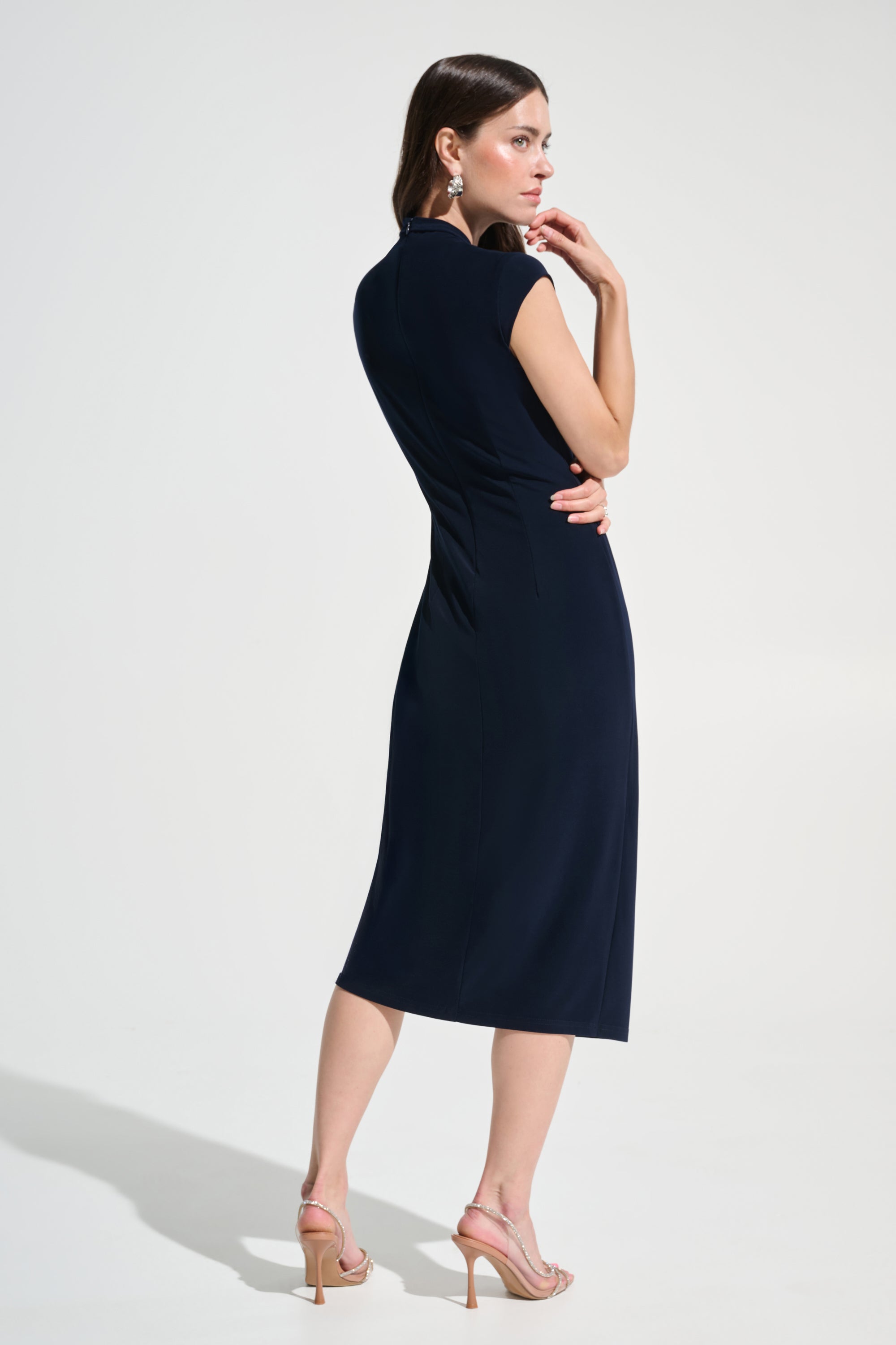 Vestido de tubo cruzado de punto sedoso con detalle de pedrería azul 262715