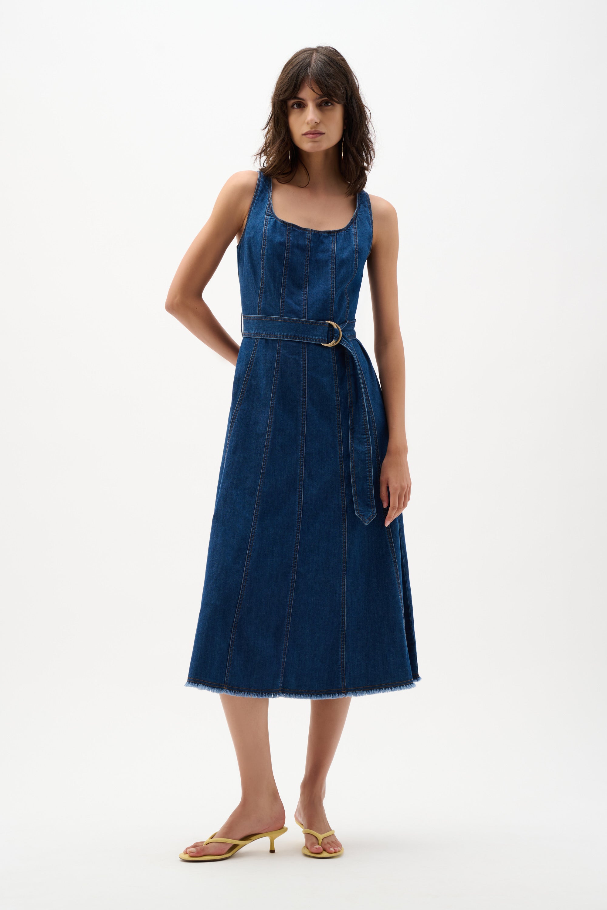 Vestido midi de corte ajustado y acampanado en mezclilla con cinturón azul vaquero medio 262901