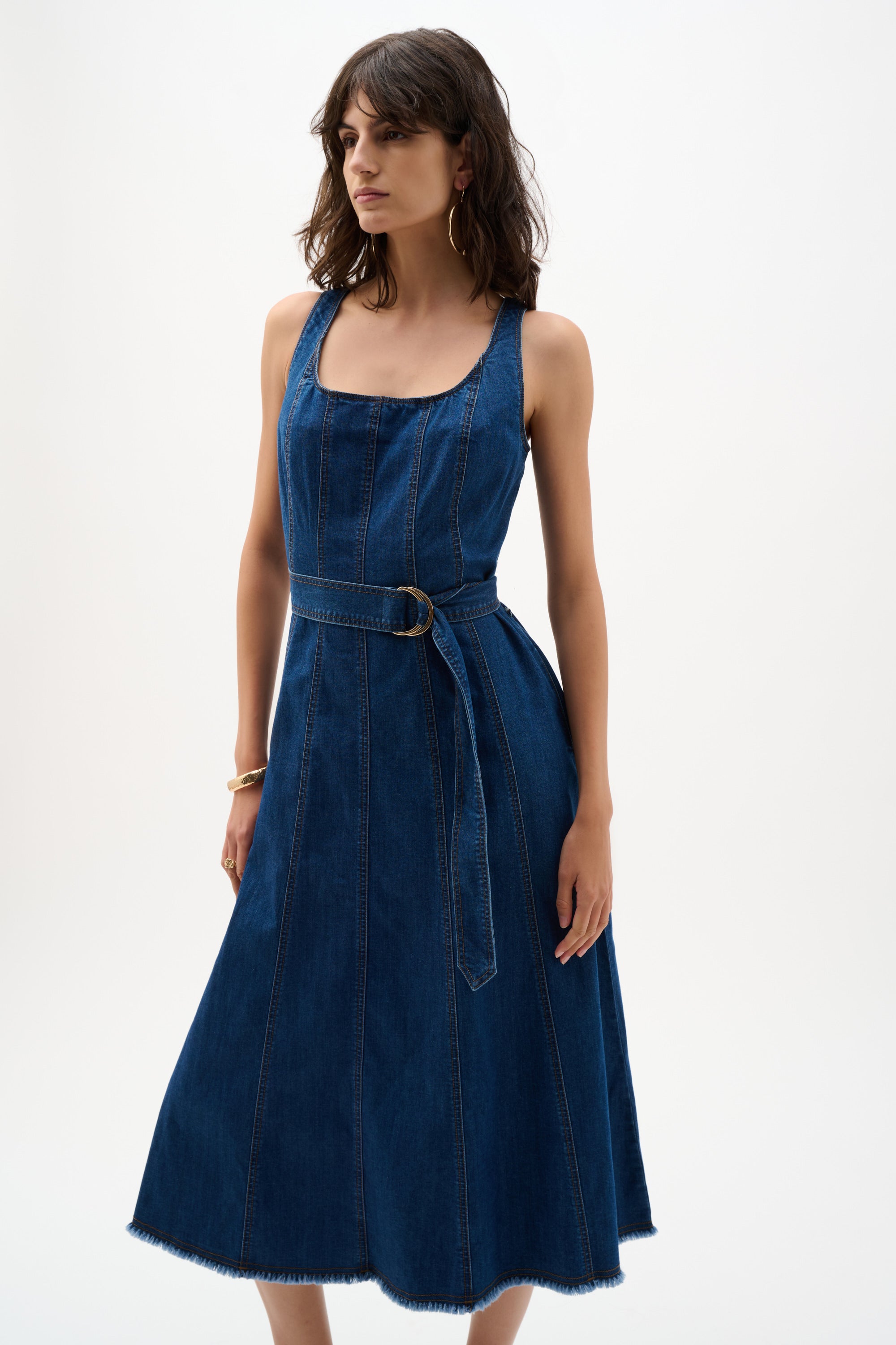 Vestido midi de corte ajustado y acampanado en mezclilla con cinturón azul vaquero medio 262901