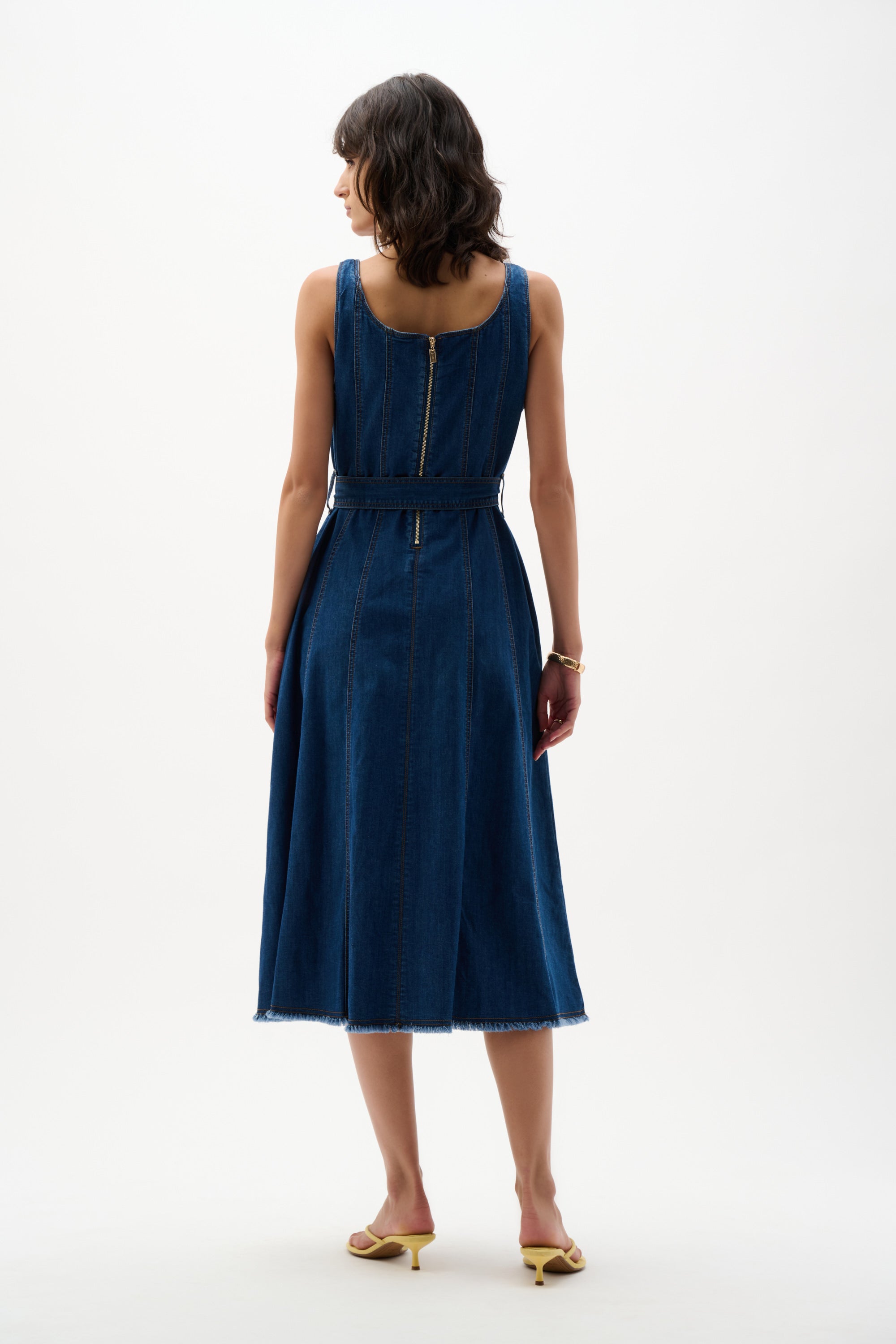 Vestido midi de corte ajustado y acampanado en mezclilla con cinturón azul vaquero medio 262901