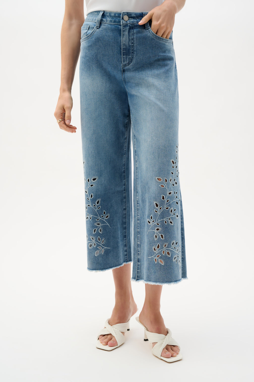 Jeans crop de pierna ancha de Repreve® con bordado azul claro 262915