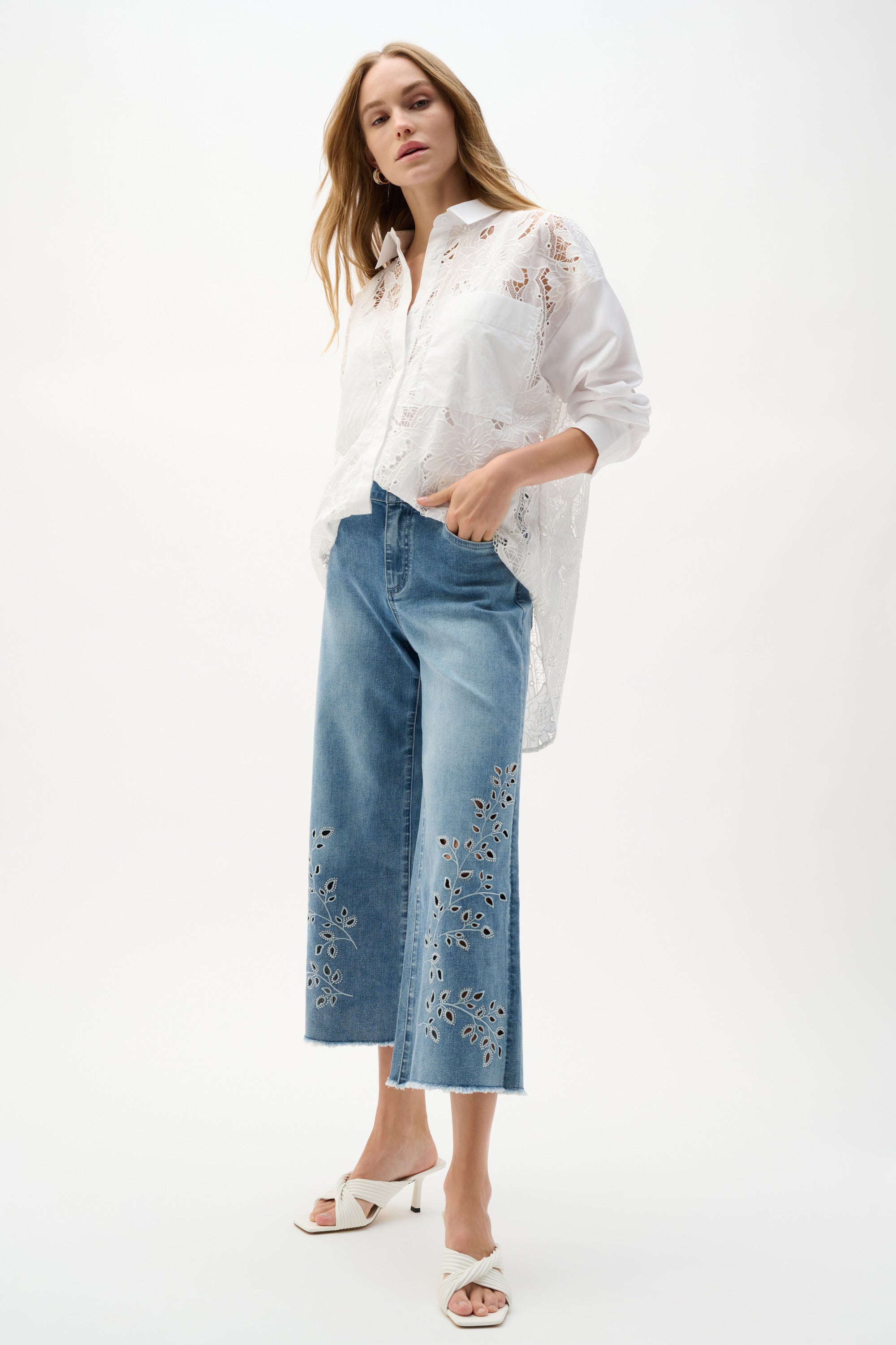Jeans crop de pierna ancha de Repreve® con bordado azul claro 262915