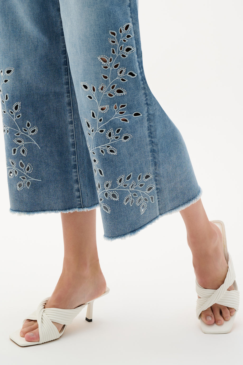Jeans crop de pierna ancha de Repreve® con bordado azul claro 262915