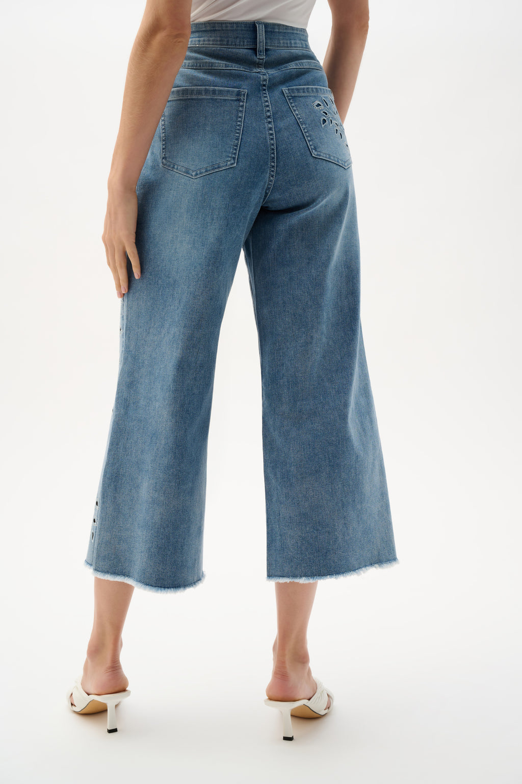 Jeans crop de pierna ancha de Repreve® con bordado azul claro 262915