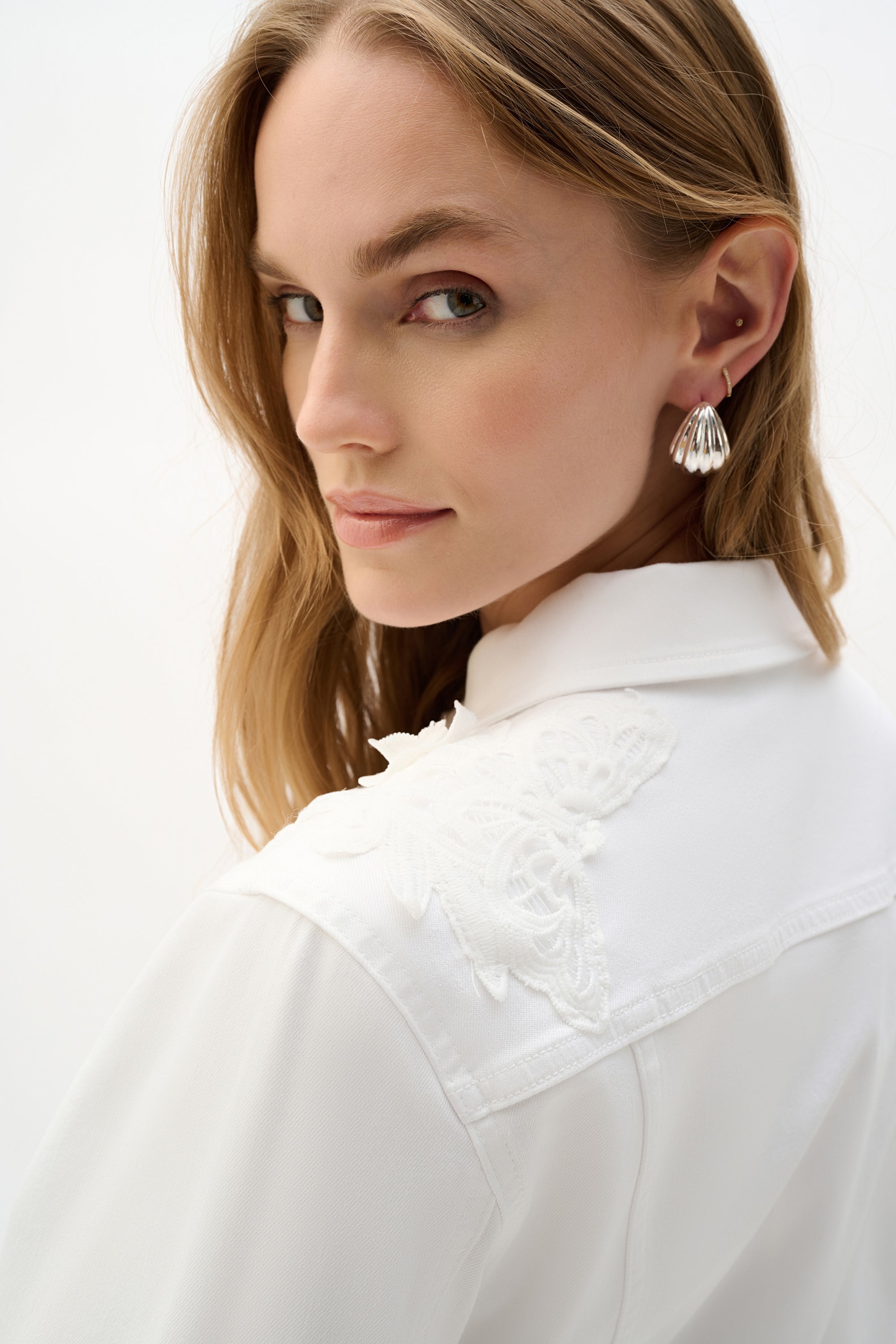 Chaqueta de mezclilla con bordado de encaje blanco 262916