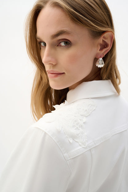 Chaqueta de mezclilla con bordado de encaje blanco 262916