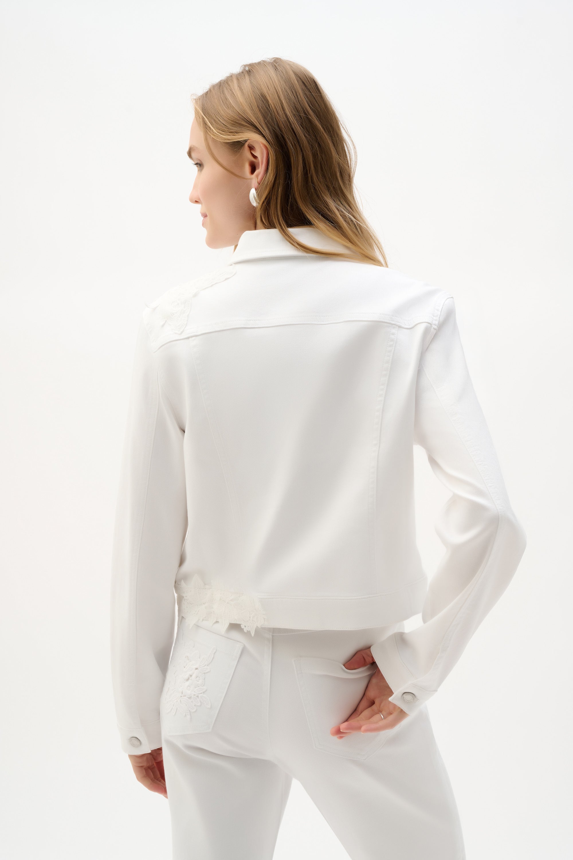 Chaqueta de mezclilla con bordado de encaje blanco 262916