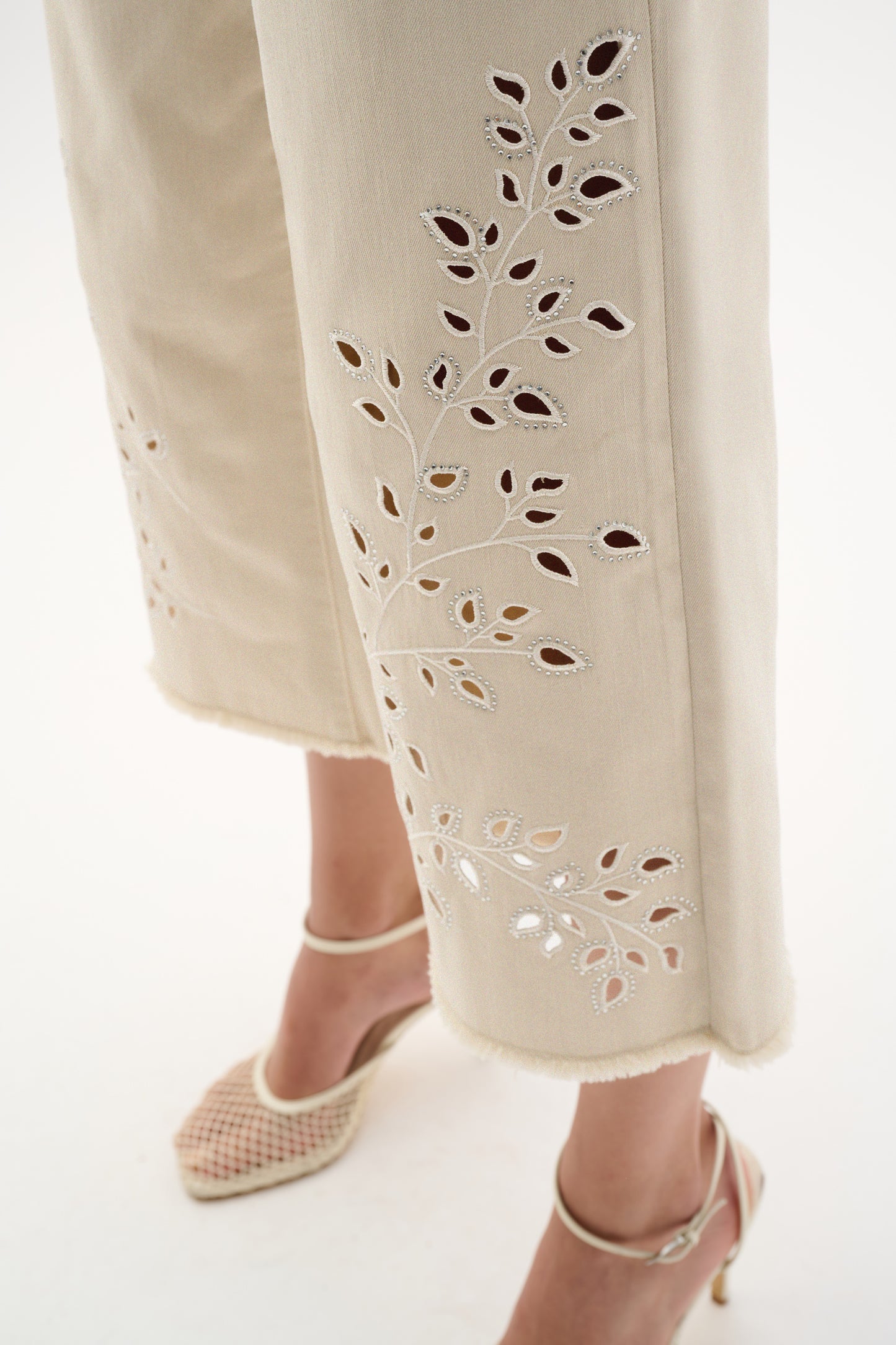 Jeans crop de pierna ancha de Repreve® con bordado greige 262935