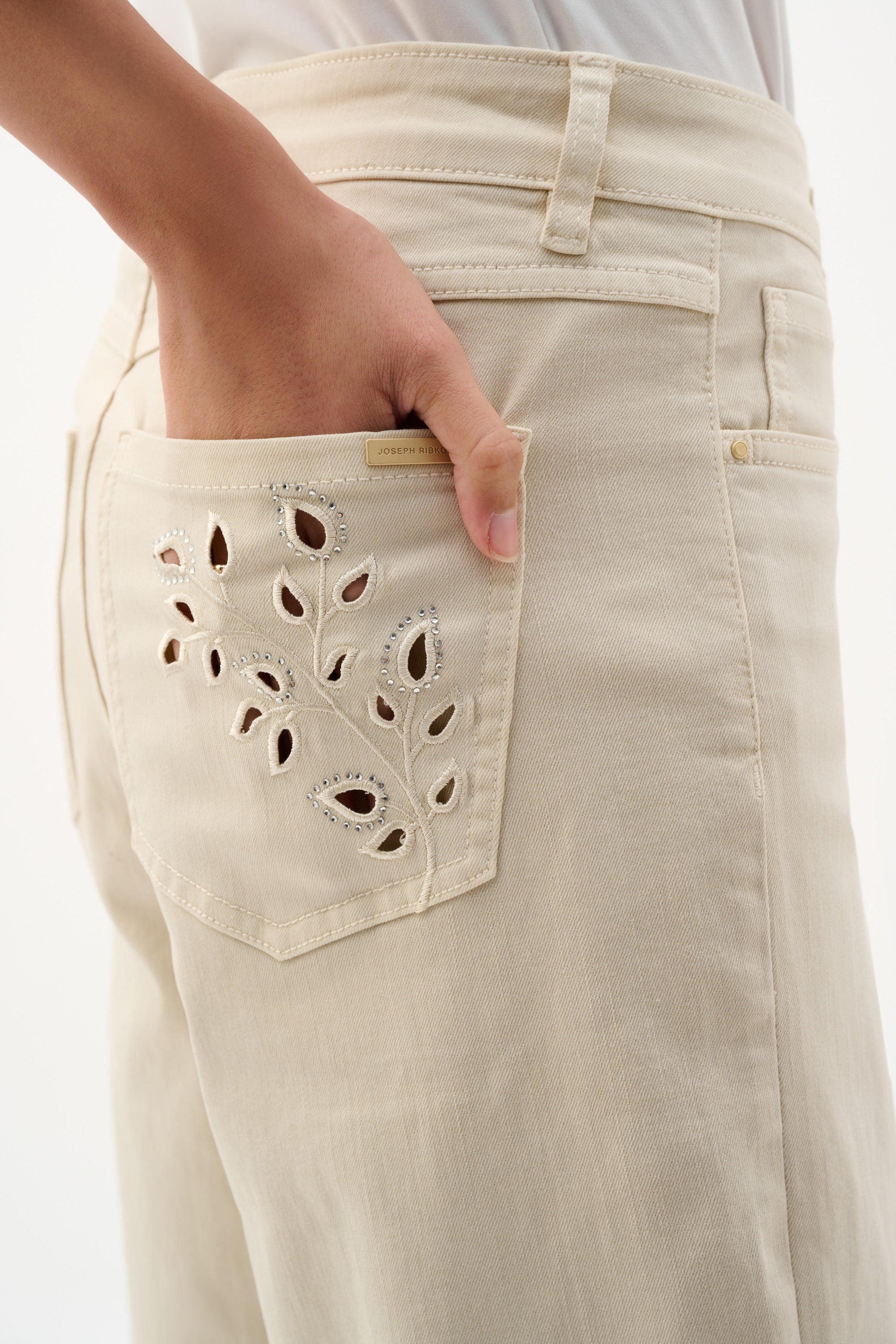 Jeans crop de pierna ancha de Repreve® con bordado greige 262935