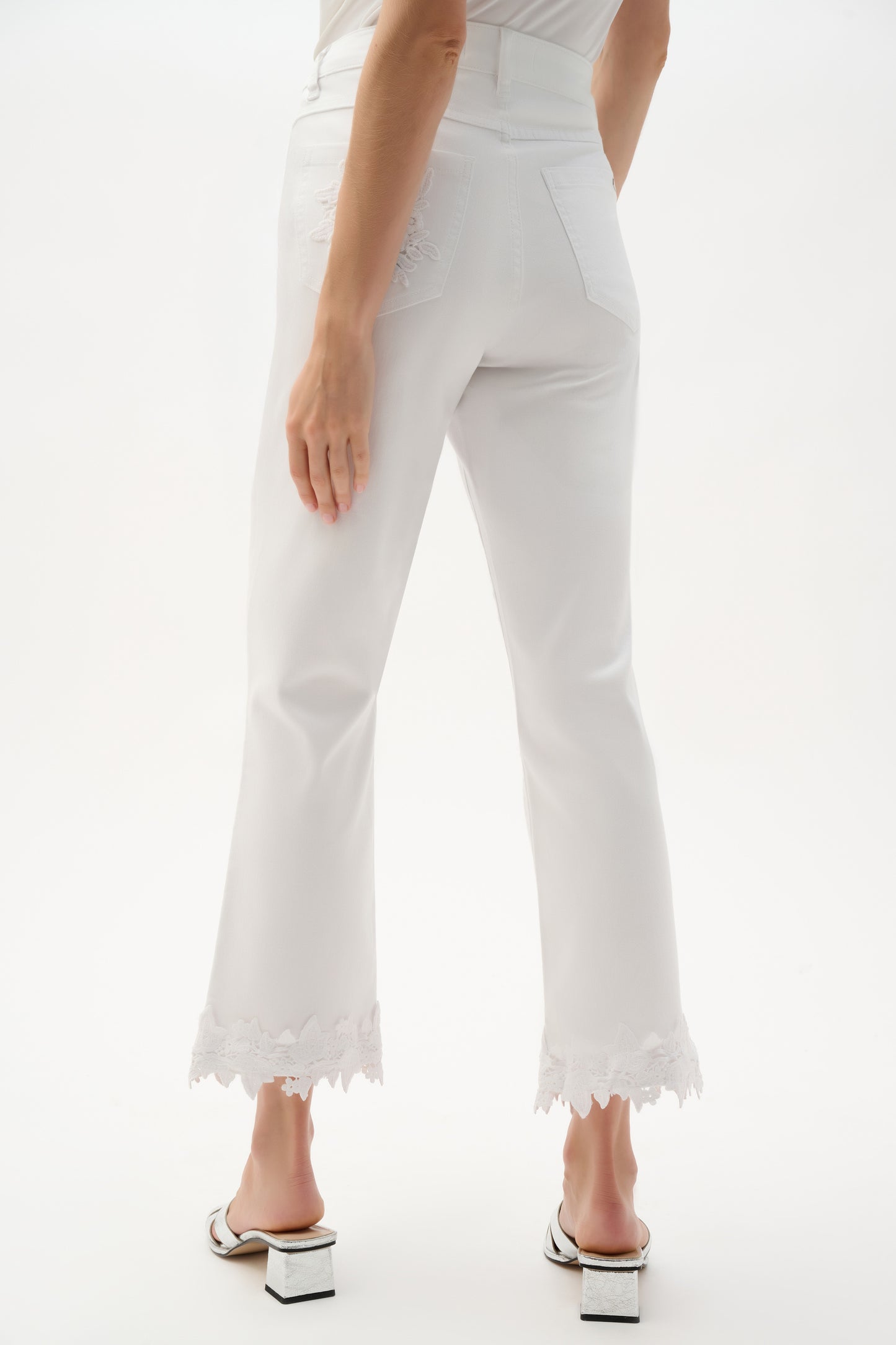 Jeans recto corto con aplicación de encaje blanco 262938