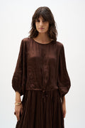 Blusa de raso plisado con pliegues caoba 262959