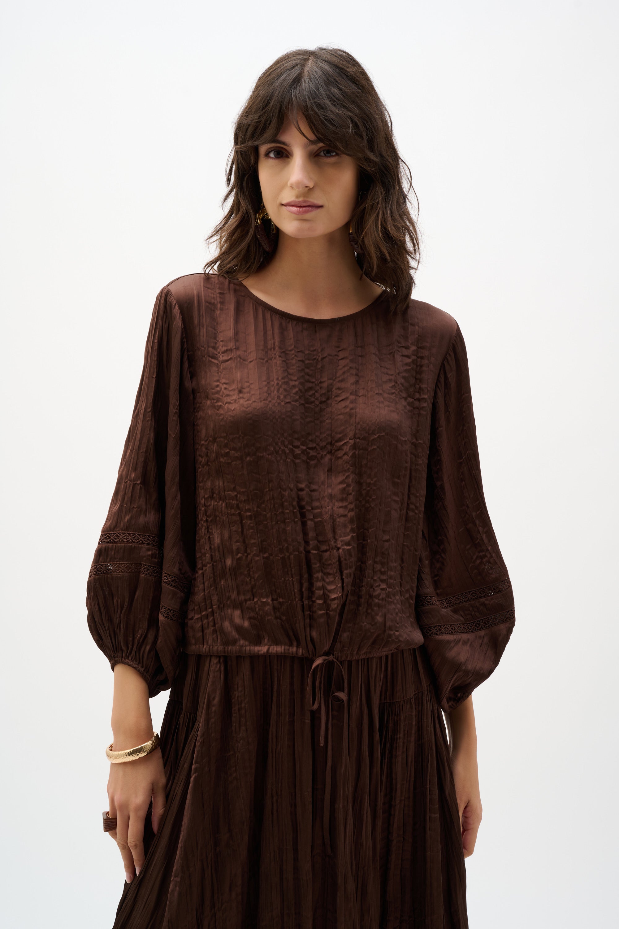 Blusa de raso plisado con pliegues caoba 262959
