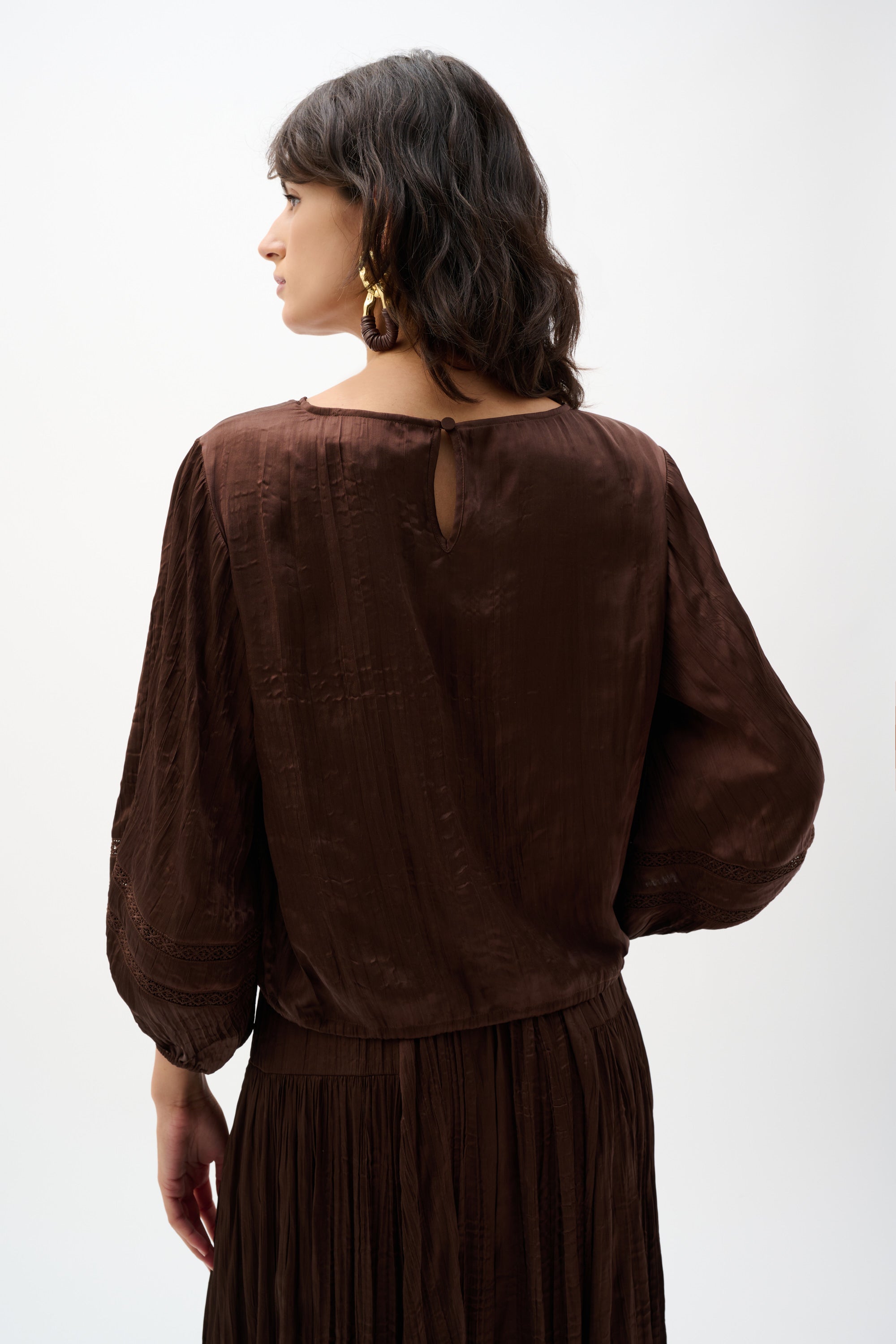Blusa de raso plisado con pliegues caoba 262959