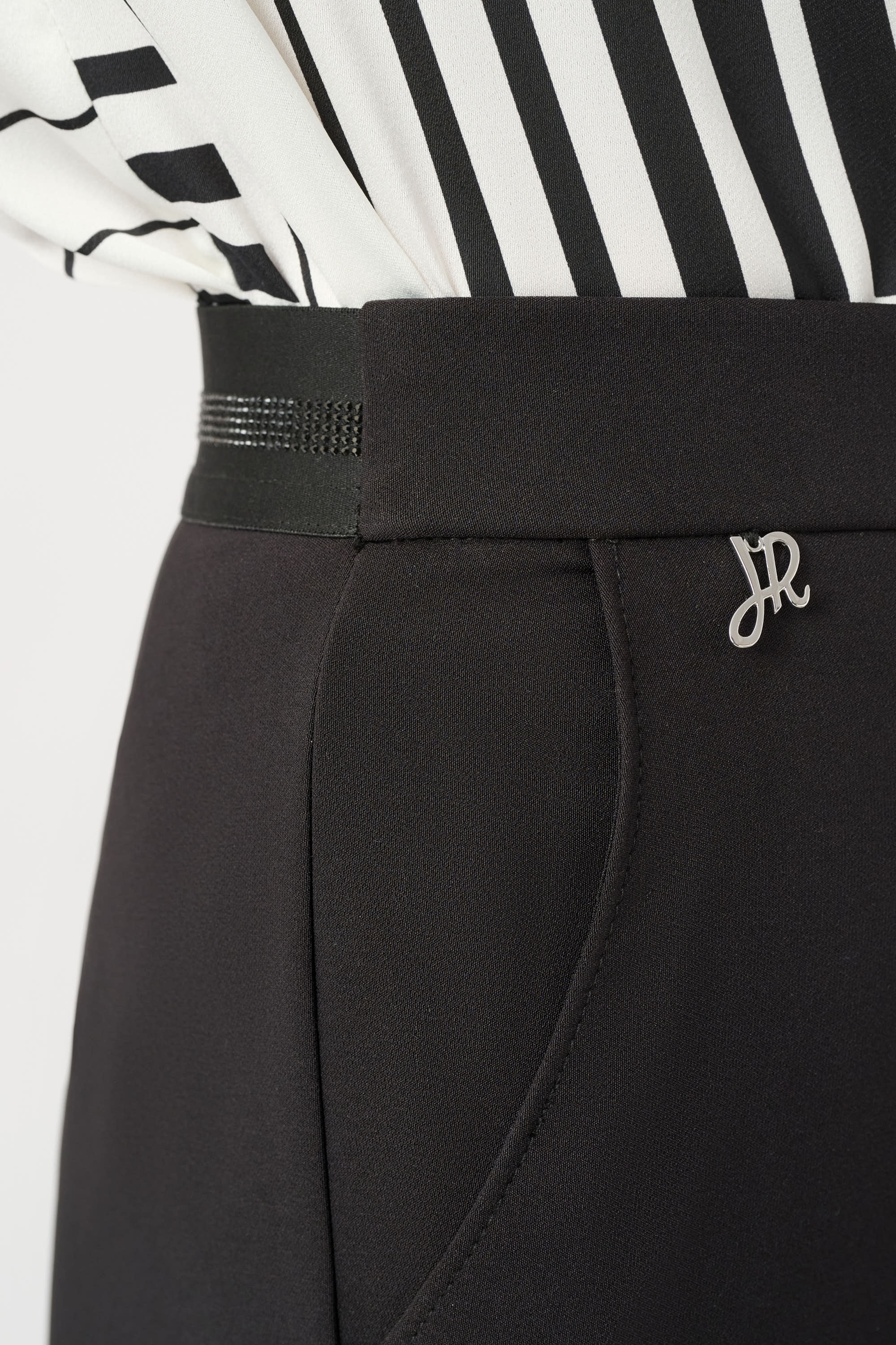 Pantalón ajustado sin cierres negro 263001