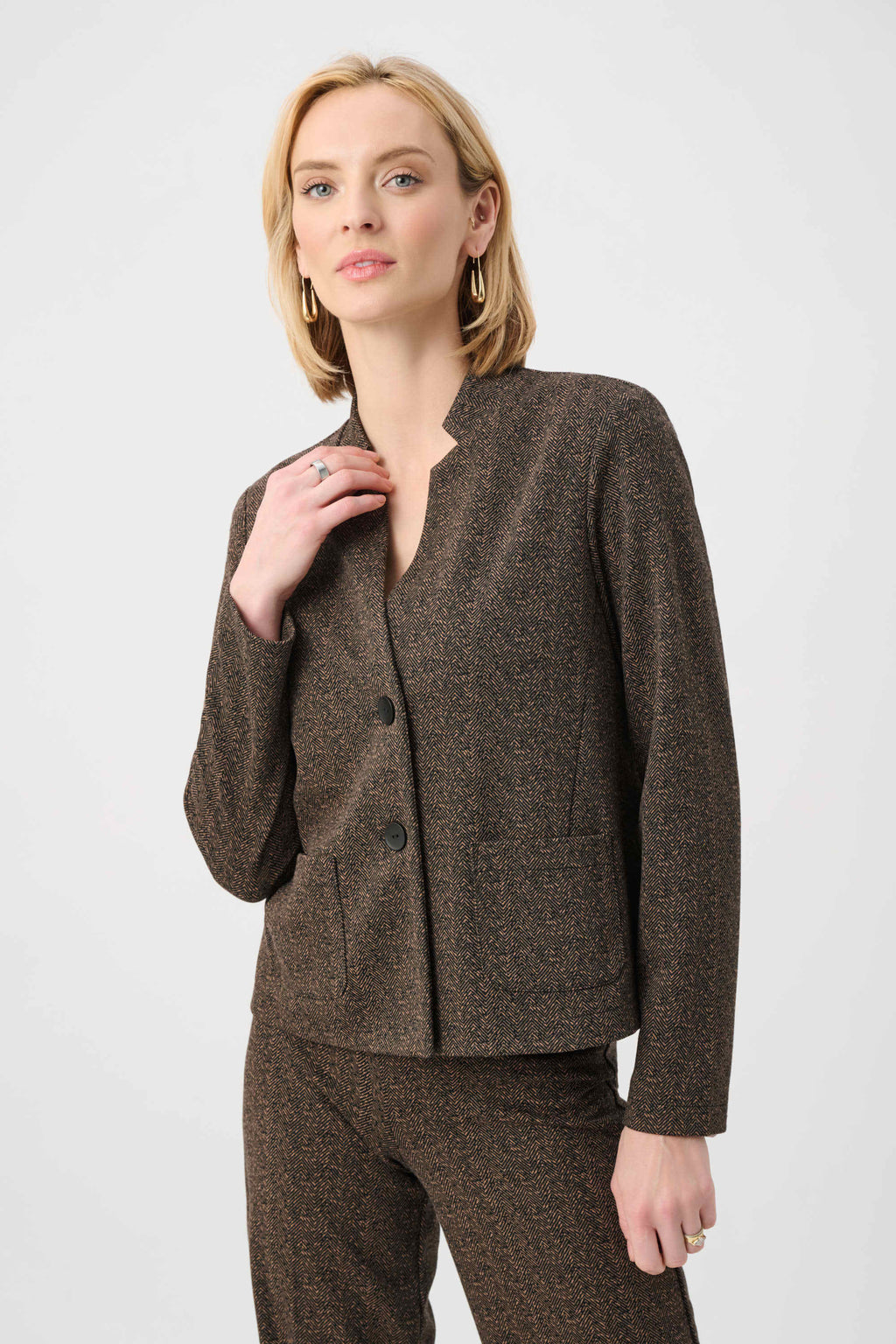 Blazer con cuello alto y estampado de espiga café 263030