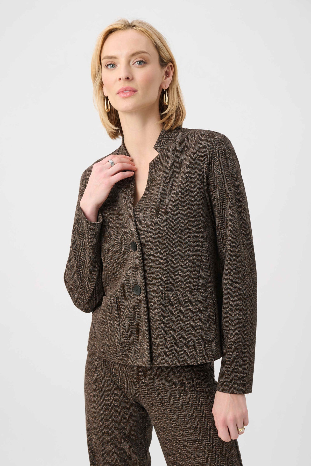 Blazer con cuello alto y estampado de espiga café 263030