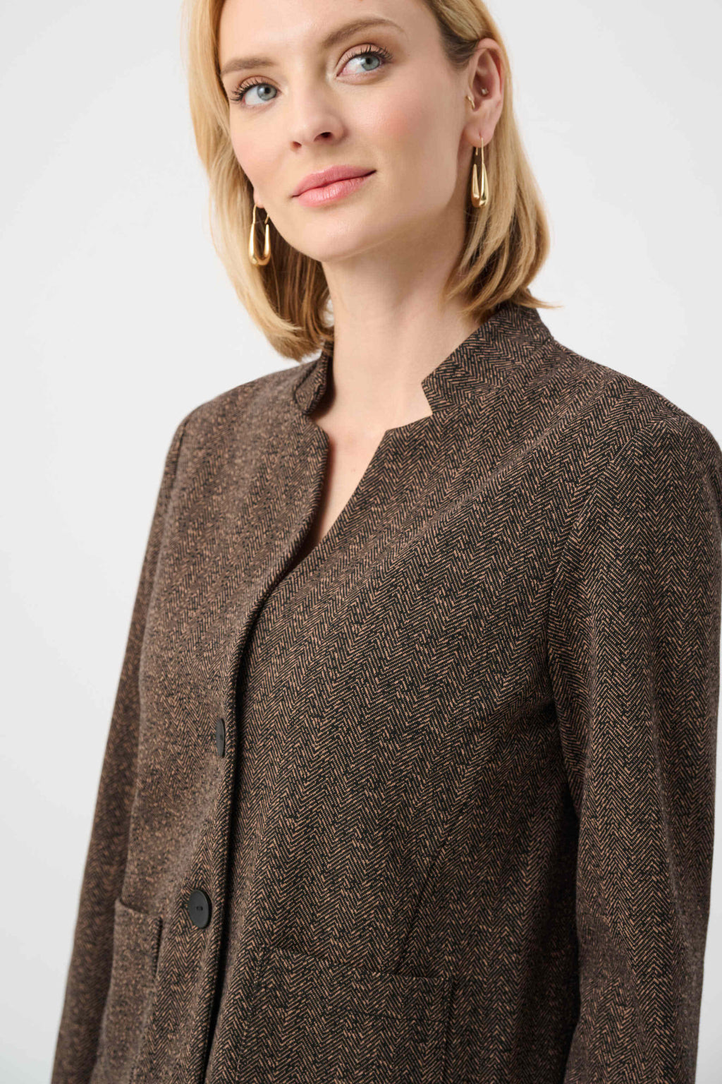 Blazer con cuello alto y estampado de espiga café 263030