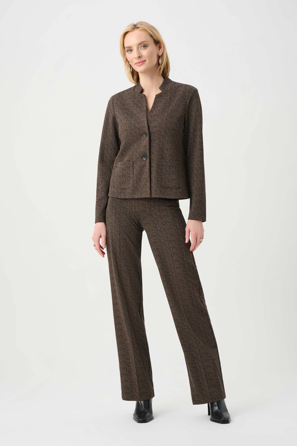 Blazer con cuello alto y estampado de espiga café 263030