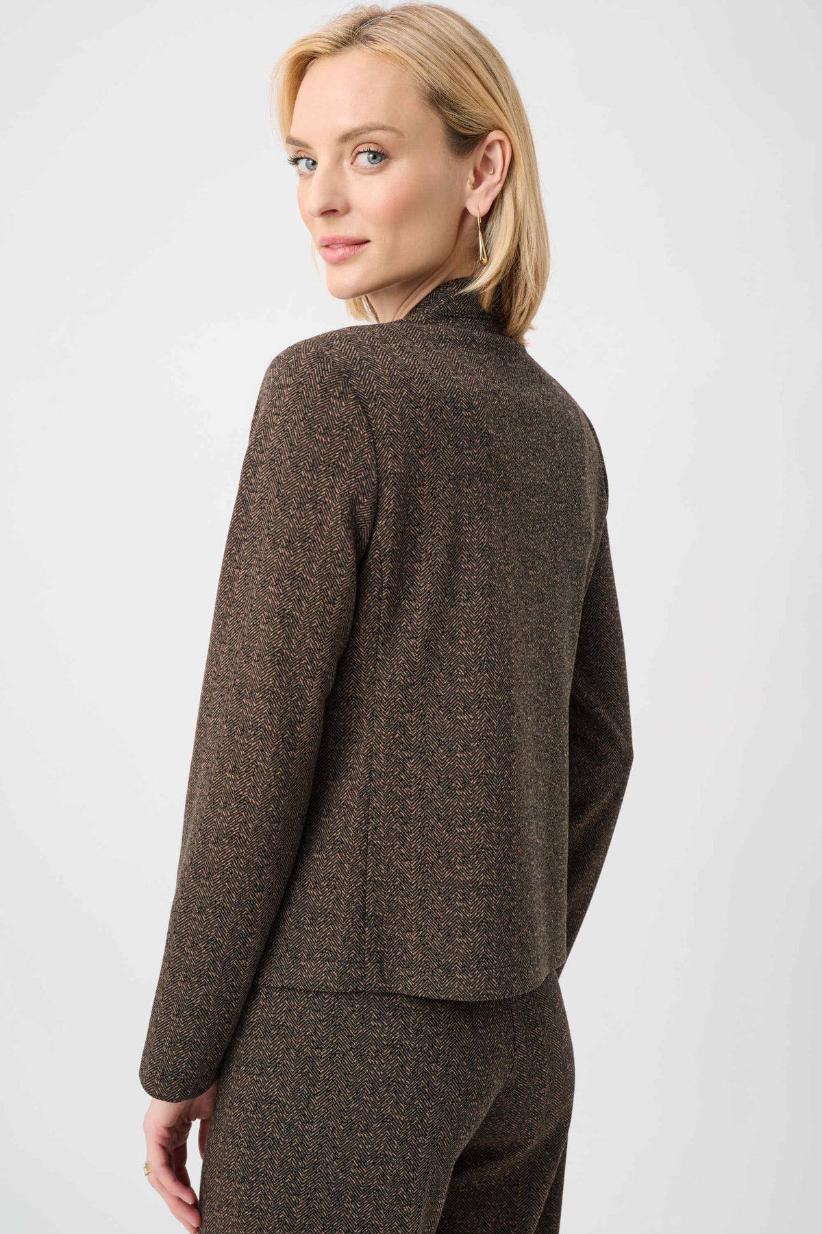 Blazer con cuello alto y estampado de espiga café 263030