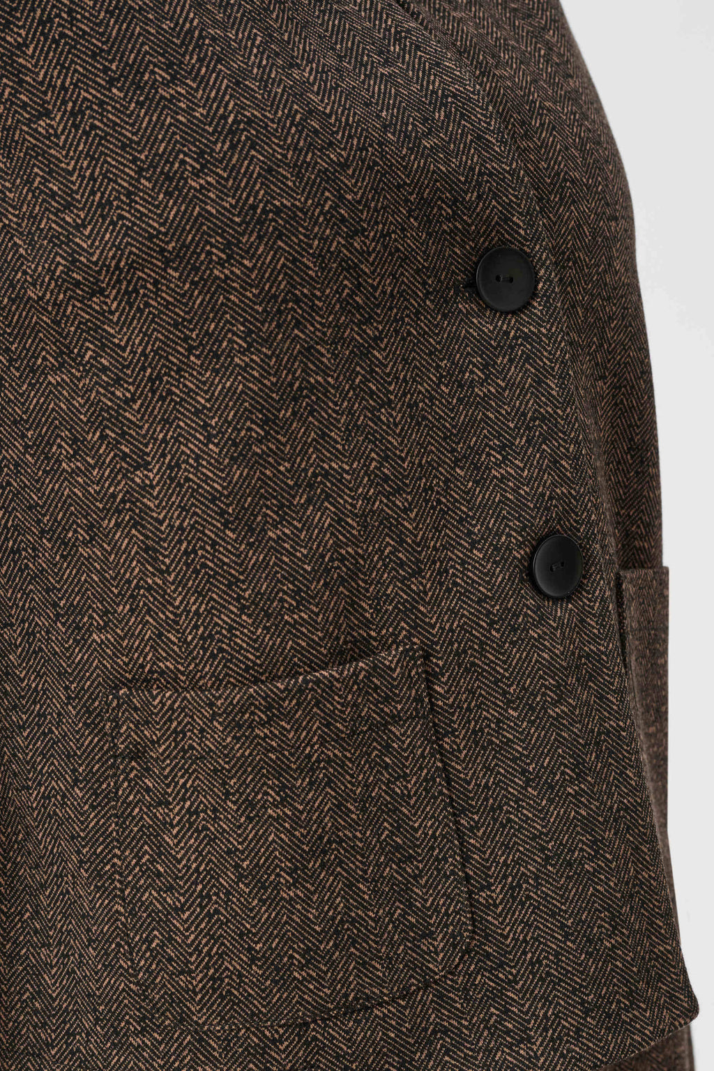 Blazer con cuello alto y estampado de espiga café 263030
