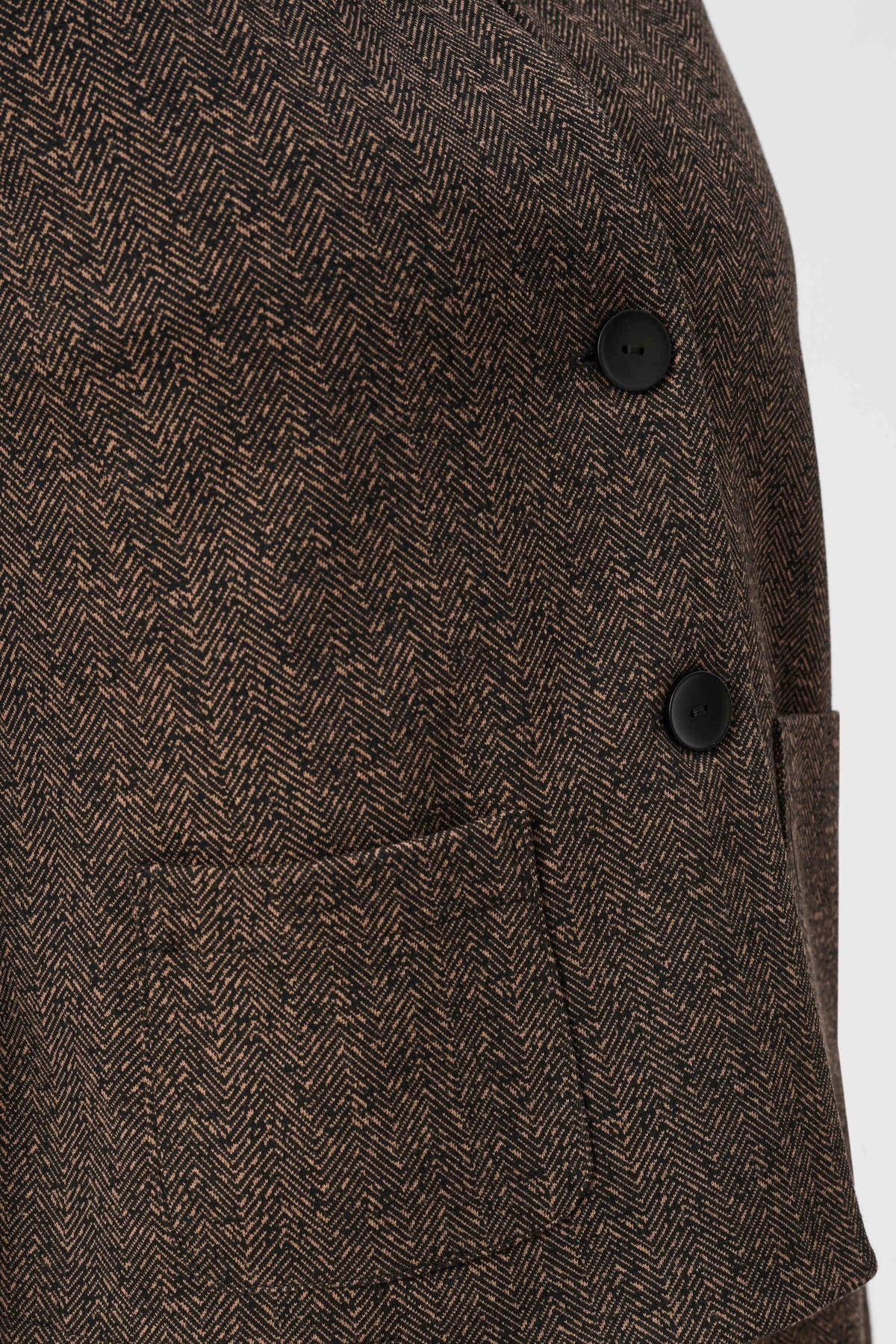 Blazer con cuello alto y estampado de espiga café 263030