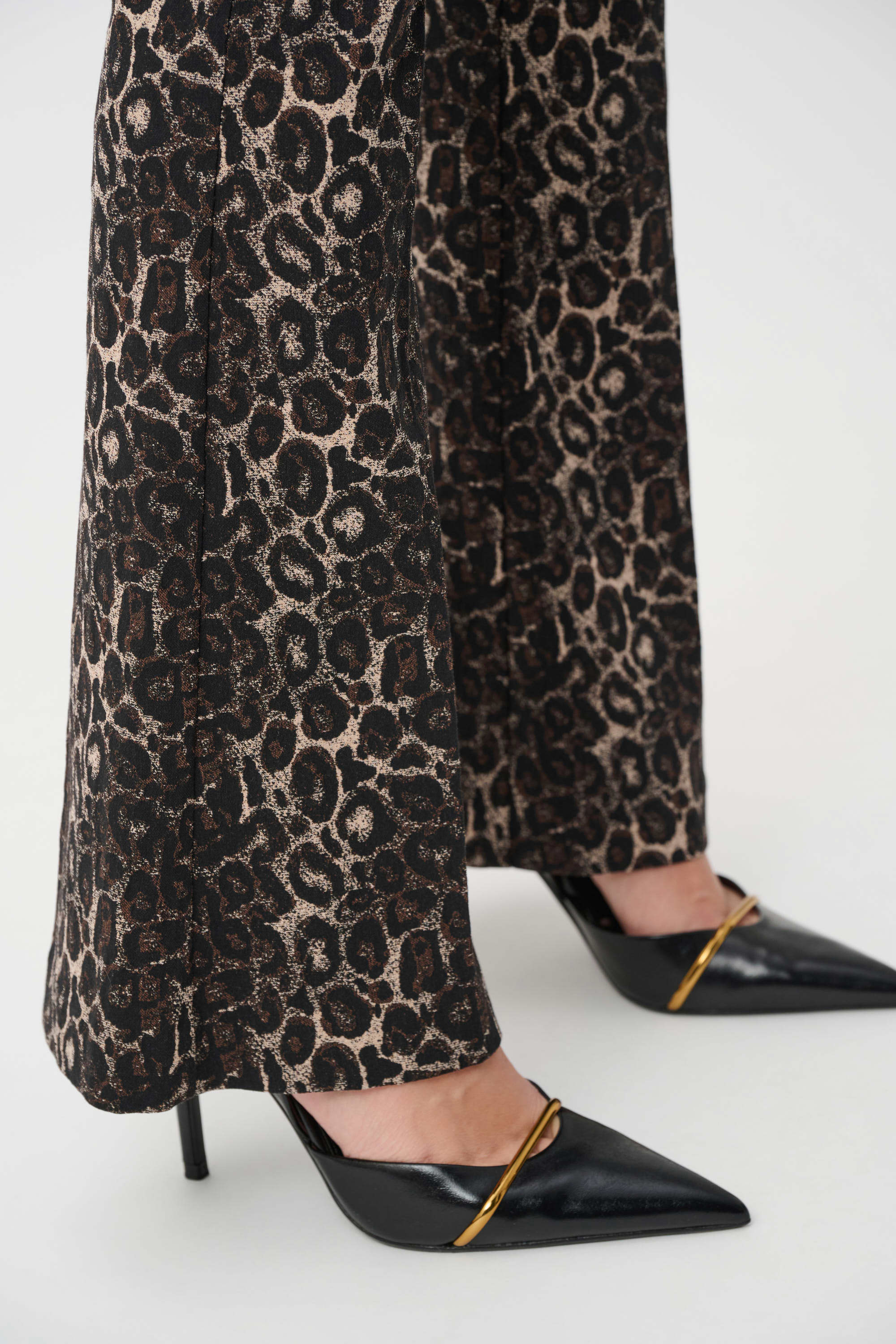 Pantalón acampanado sin cierres con estampado animal negro multicolor 263085