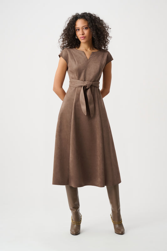Vestido ajustado y acampanado de ante sintético avellana 263105