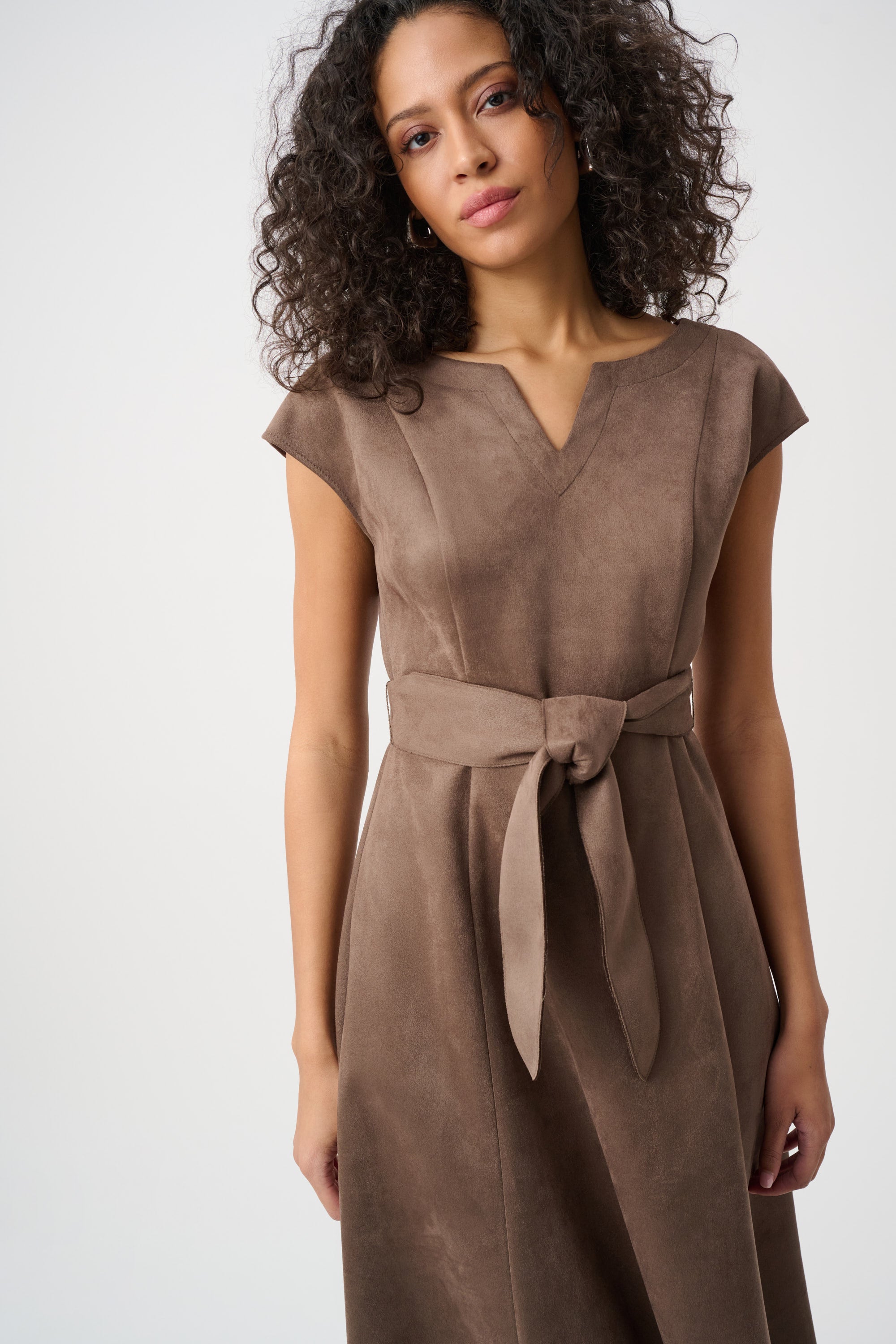 Vestido ajustado y acampanado de ante sintético avellana 263105