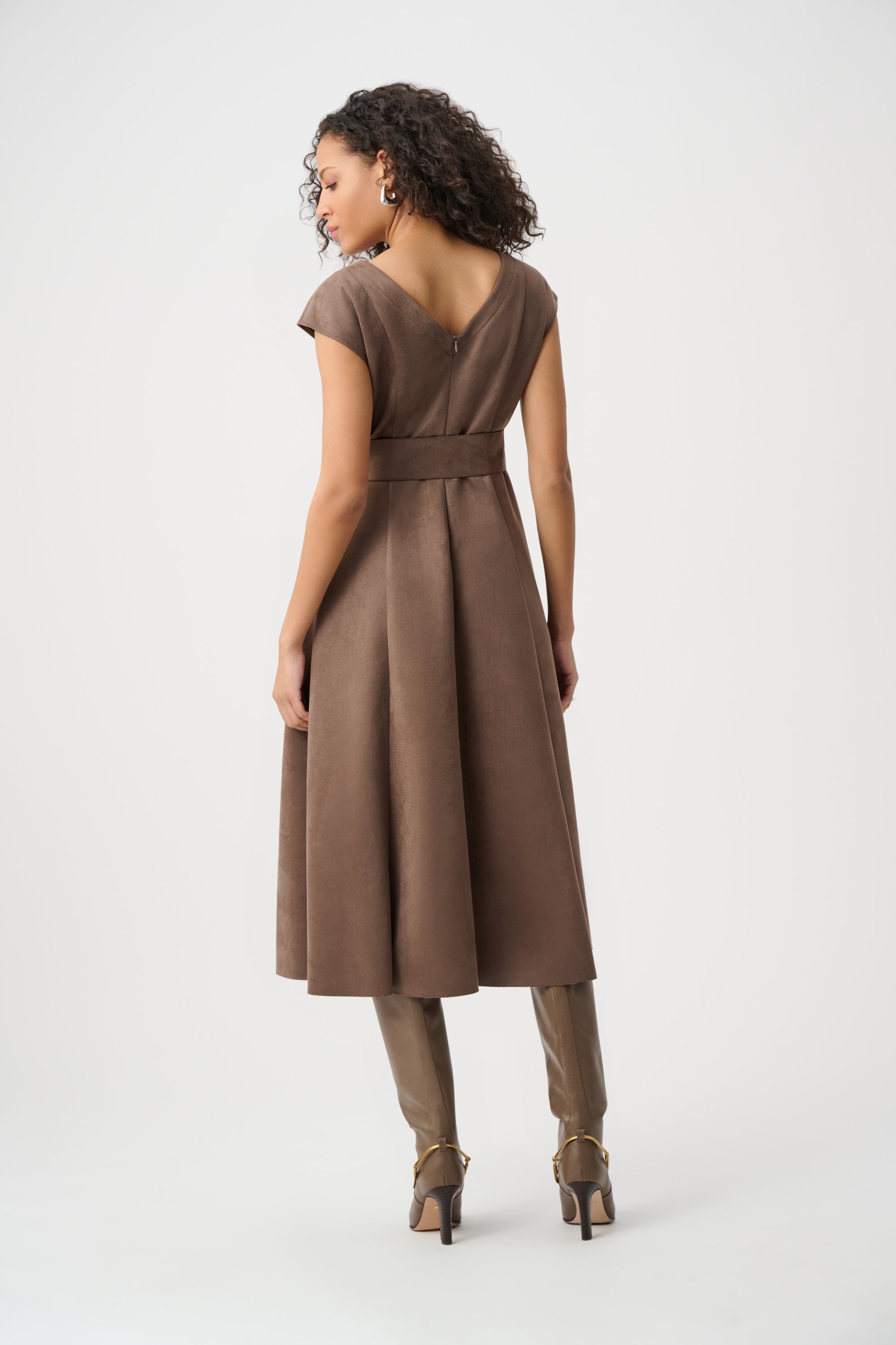 Vestido ajustado y acampanado de ante sintético avellana 263105