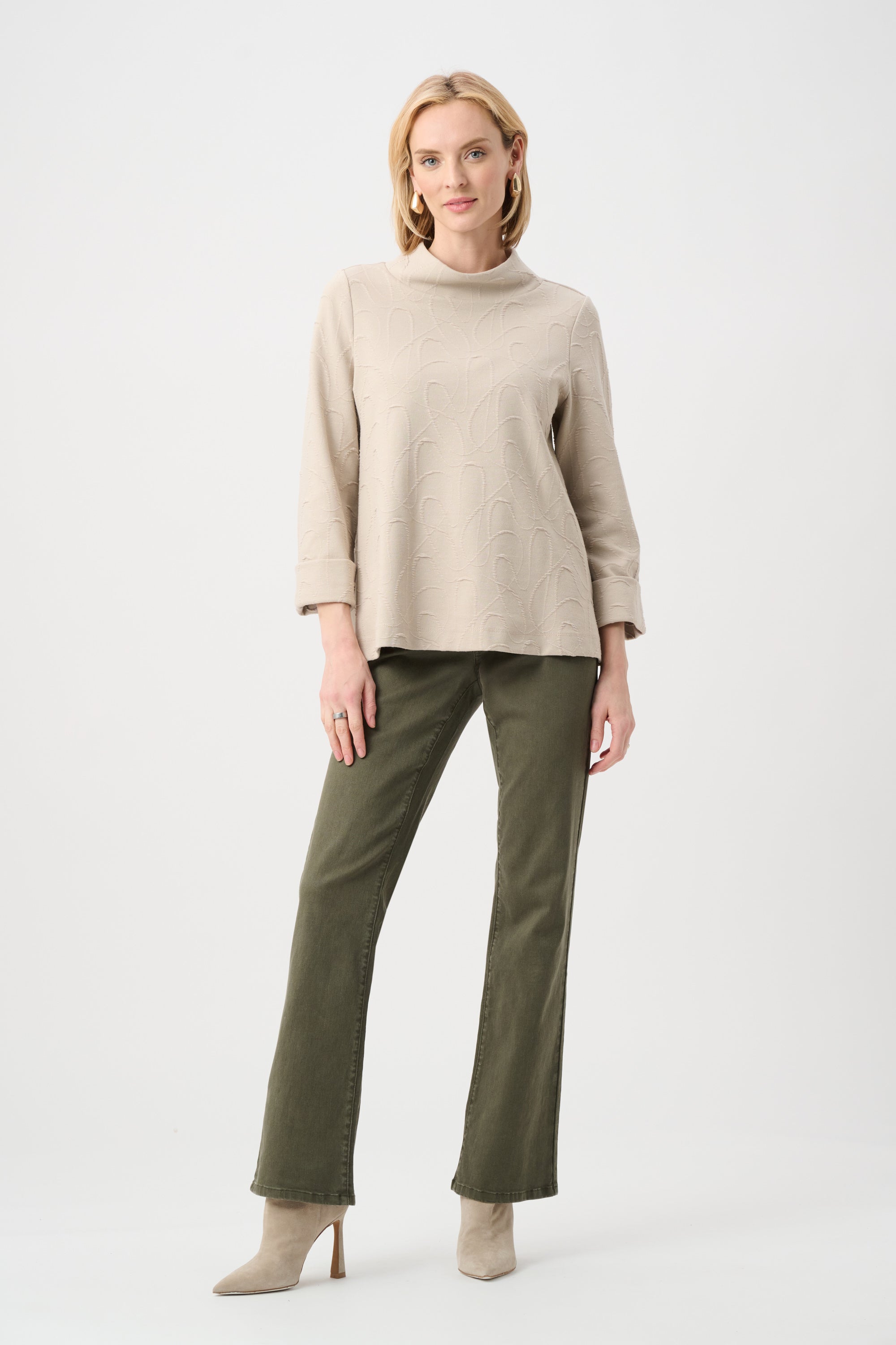 Blusa de punto con cuello chimenea y corte trapecio beige plata 263126