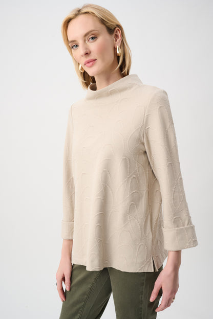Blusa de punto con cuello chimenea y corte trapecio beige plata 263126