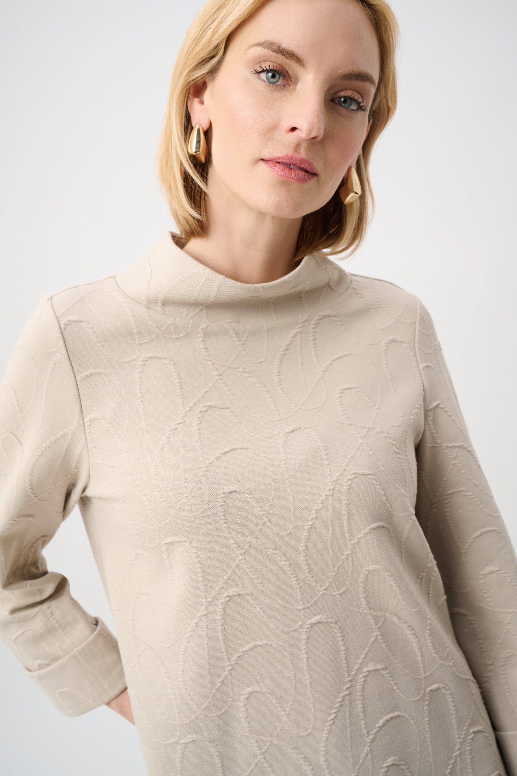 Blusa de punto con cuello chimenea y corte trapecio beige plata 263126