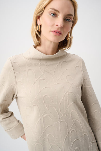 Blusa de punto con cuello chimenea y corte trapecio beige plata 263126
