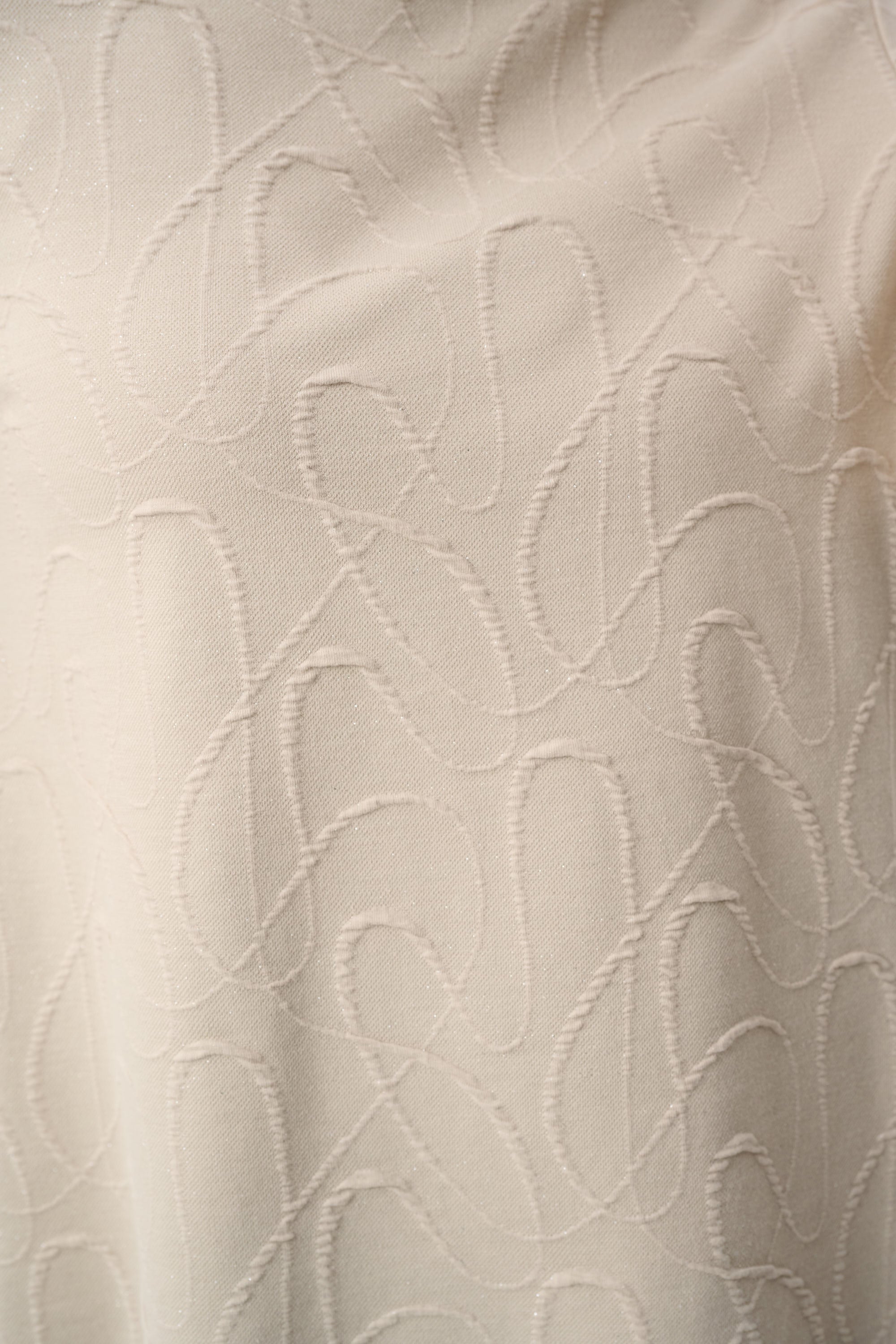 Blusa de punto con cuello chimenea y corte trapecio beige plata 263126