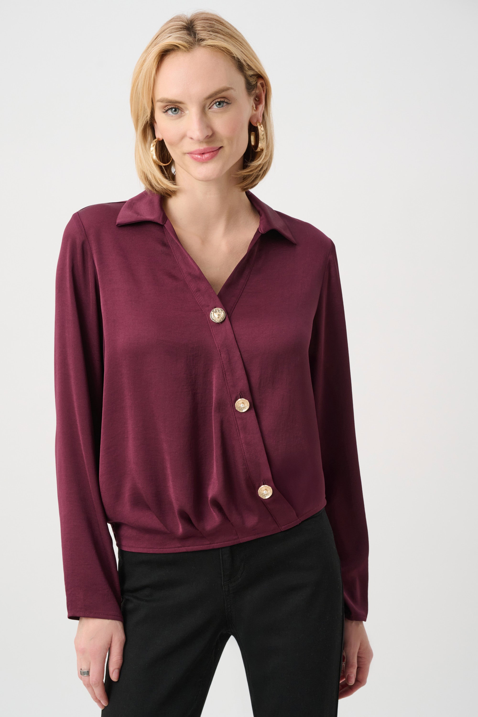 Blusa texturizada con cuello en V rojo baya 263204