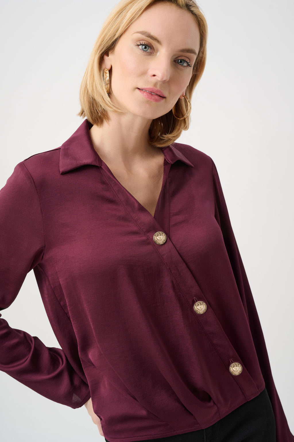 Blusa texturizada con cuello en V rojo baya 263204