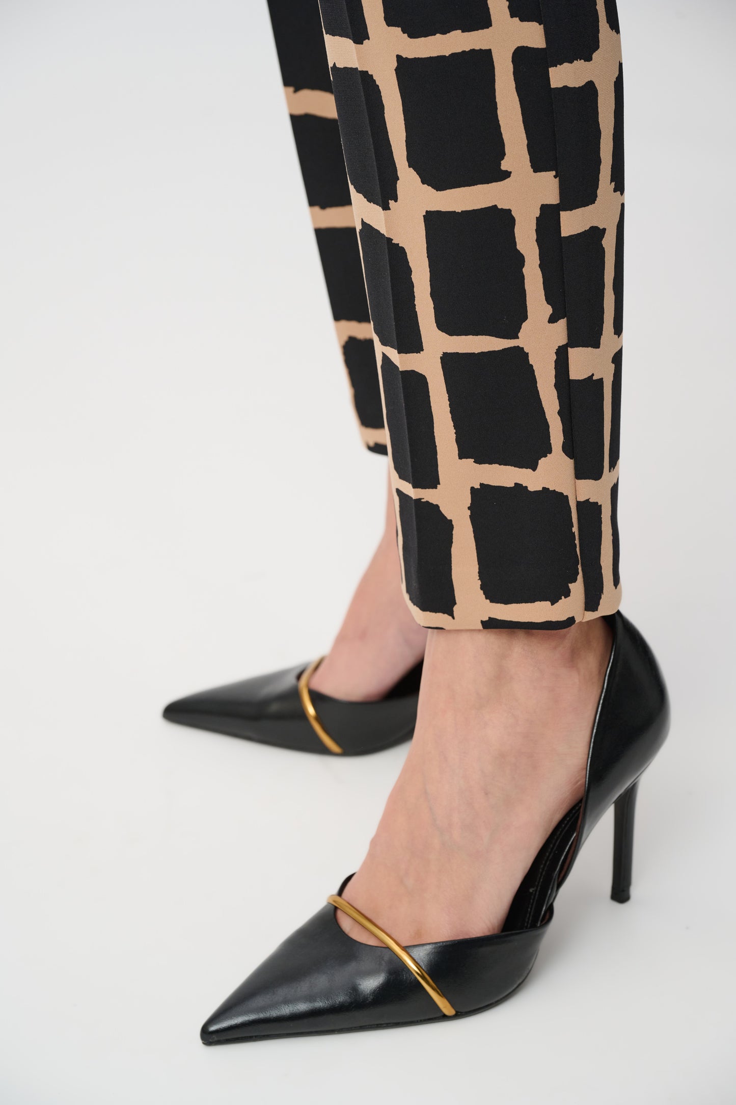 Pantalón sin cierres con estampado de cuadros camel y negro 263226