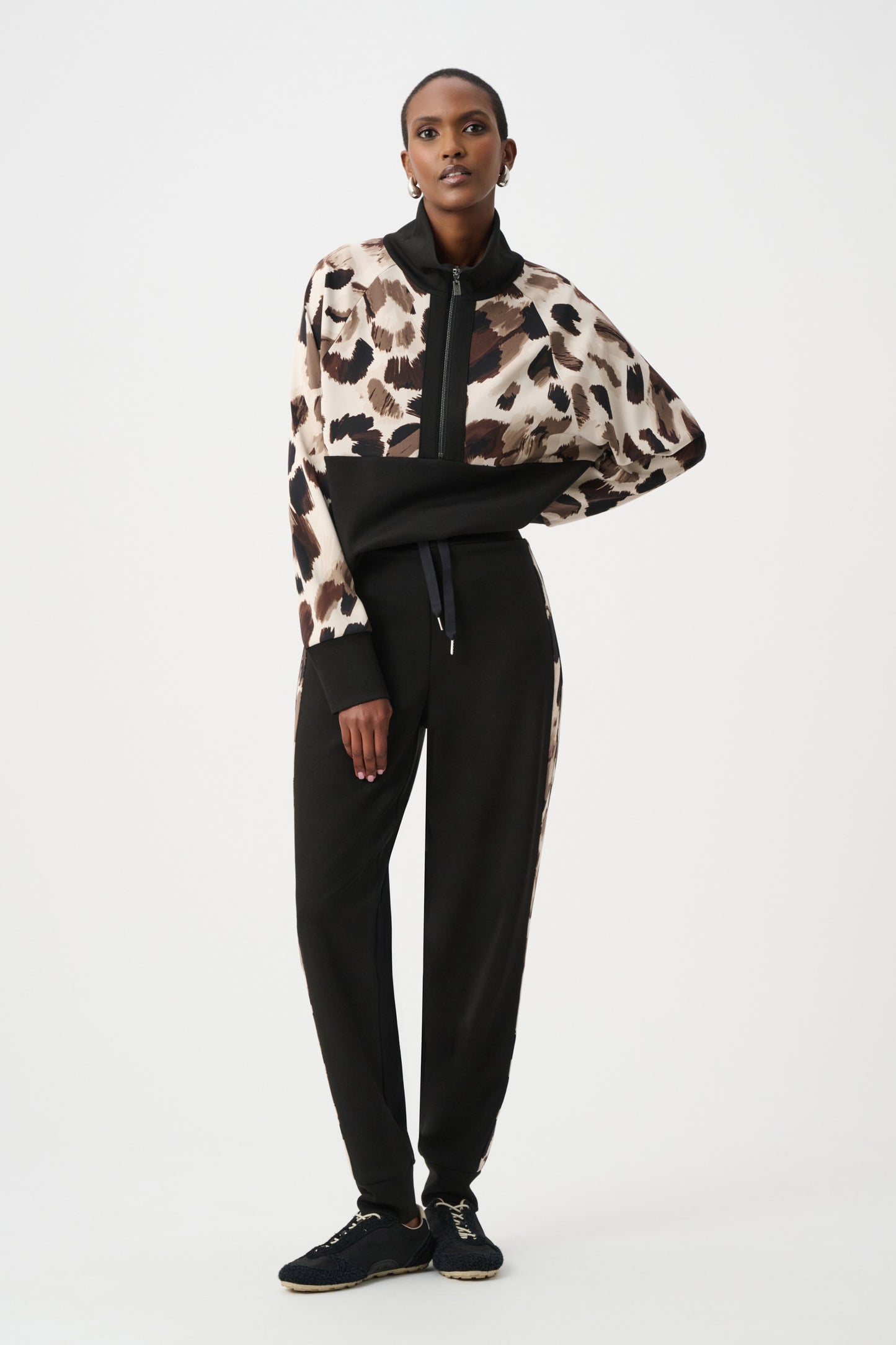 Pantalón jogger con estampado animal negro 263608