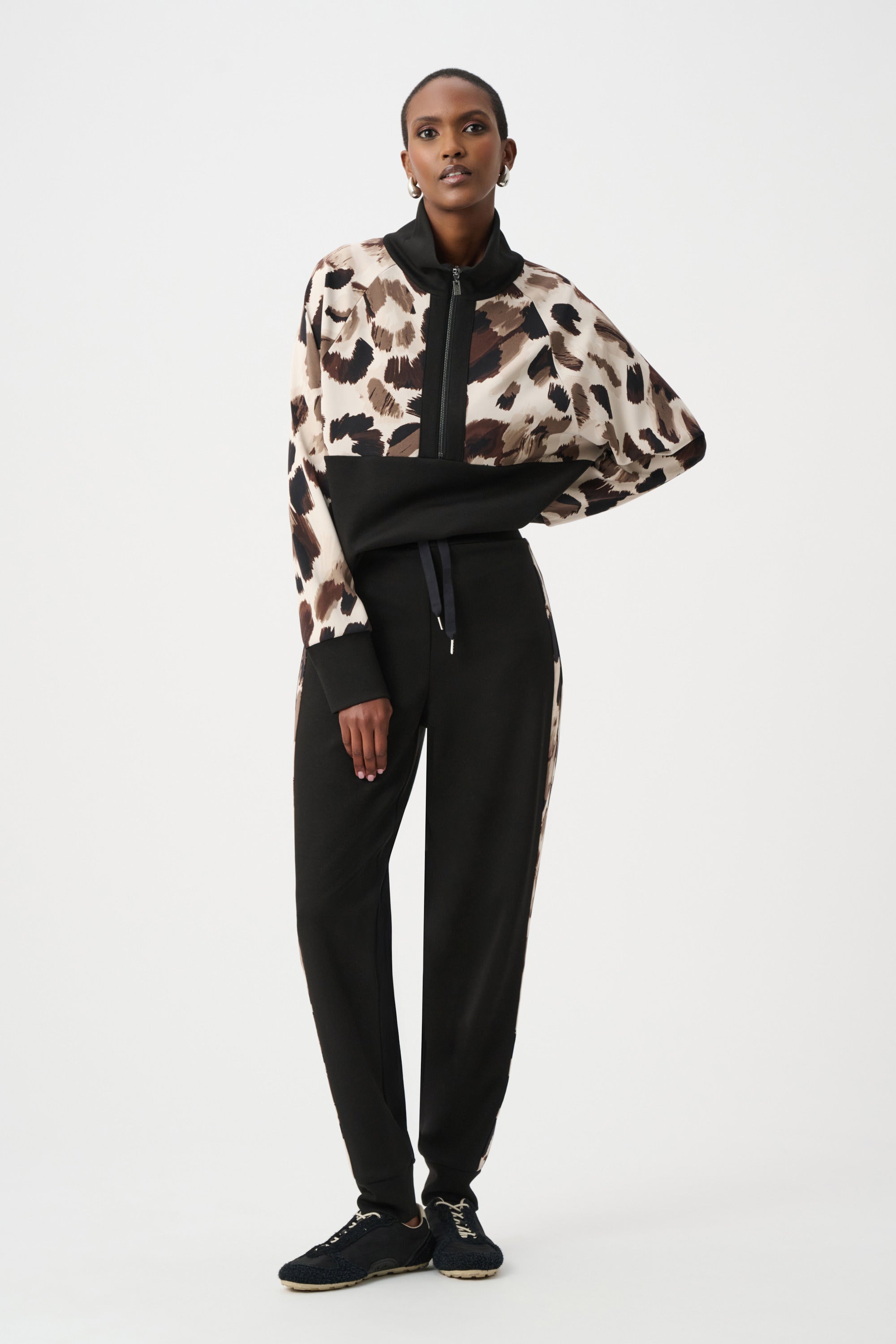 Pantalón jogger con estampado animal negro 263608