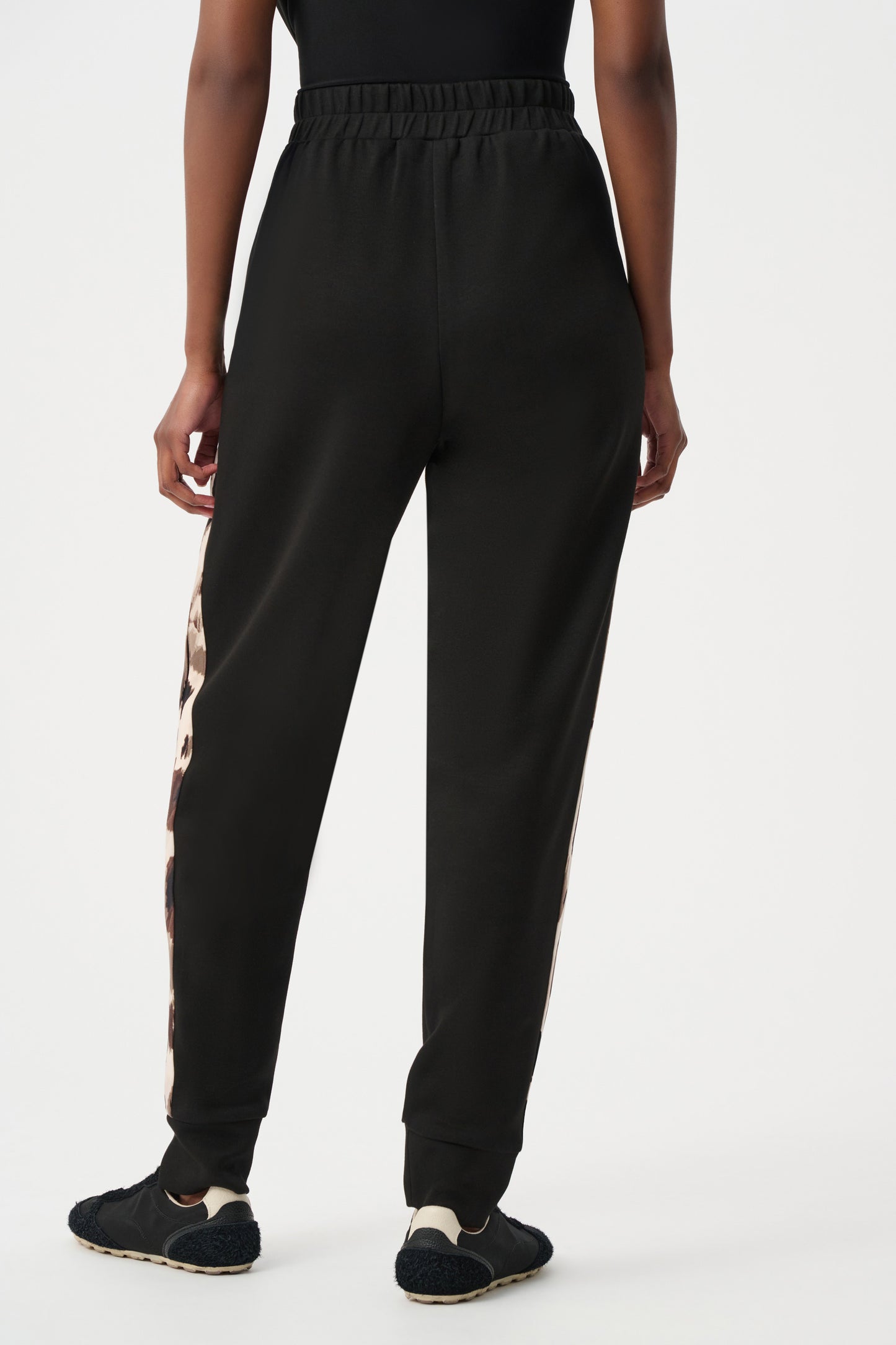 Pantalón jogger con estampado animal negro 263608