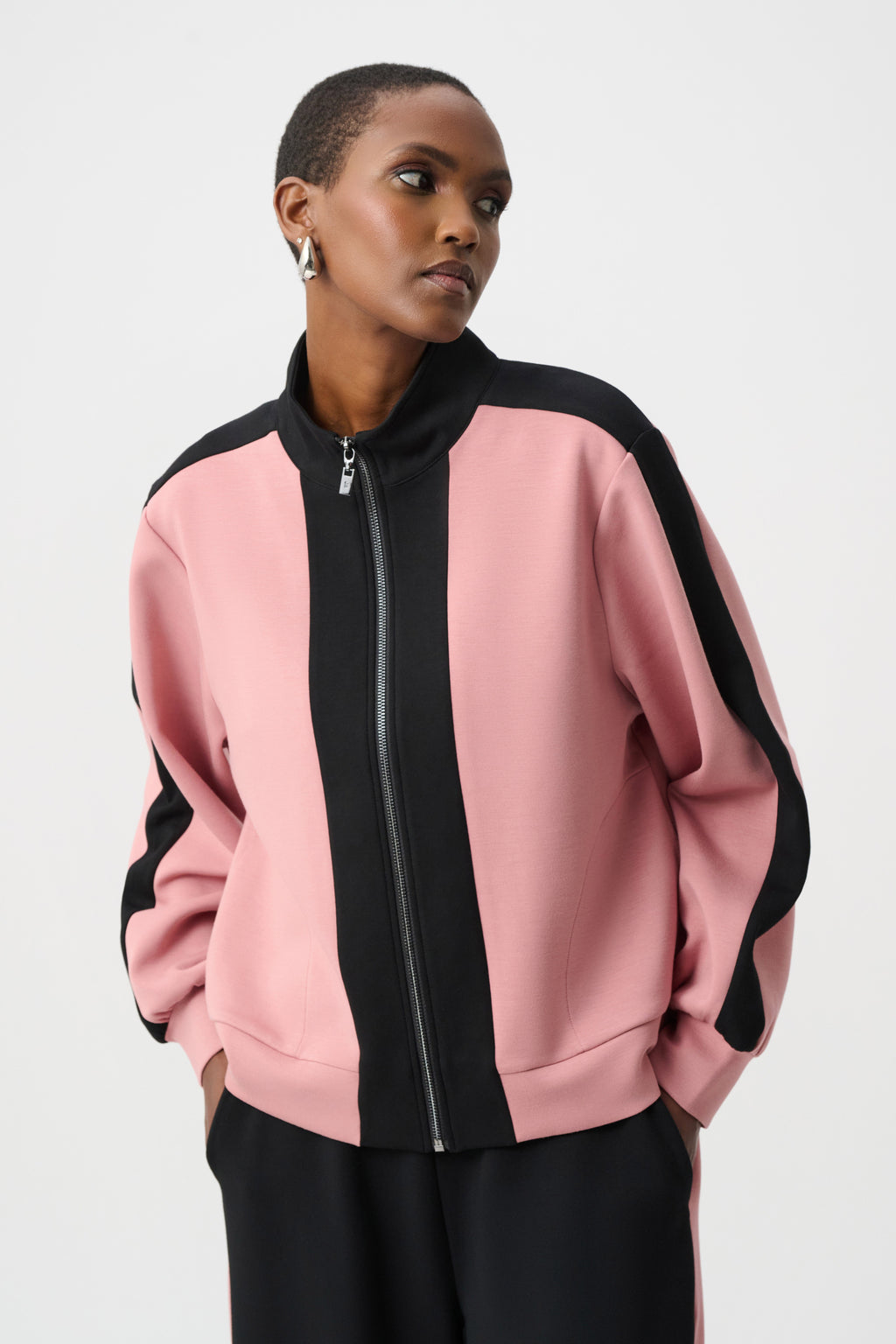 Chaqueta con cuello de chimenea y bloque de color negro con rosa 263621