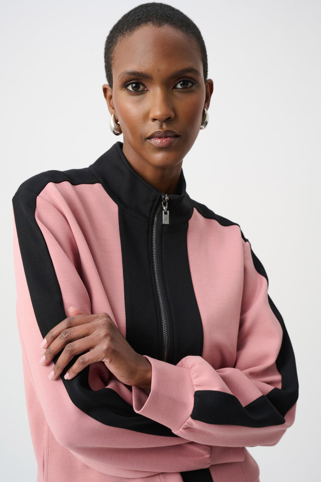 Chaqueta con cuello de chimenea y bloque de color negro con rosa 263621