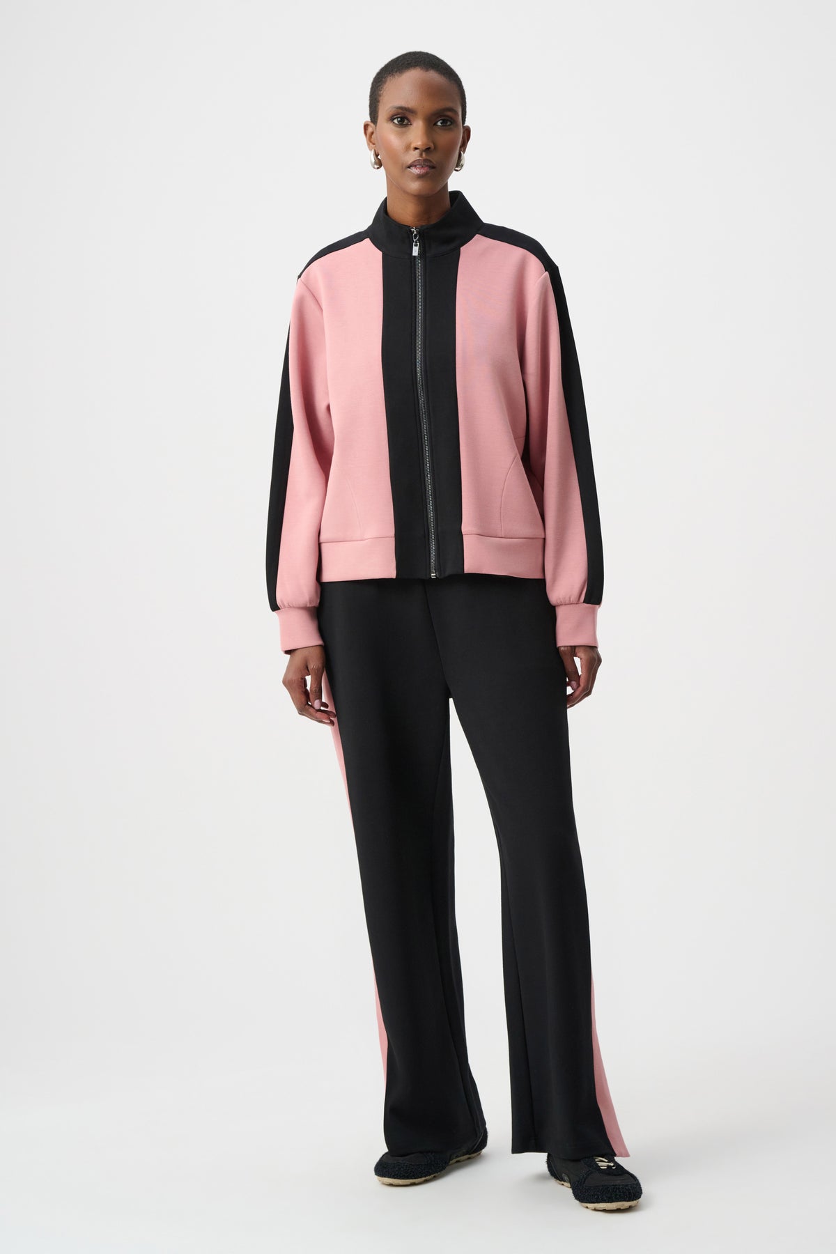 Chaqueta con cuello de chimenea y bloque de color negro con rosa 263621