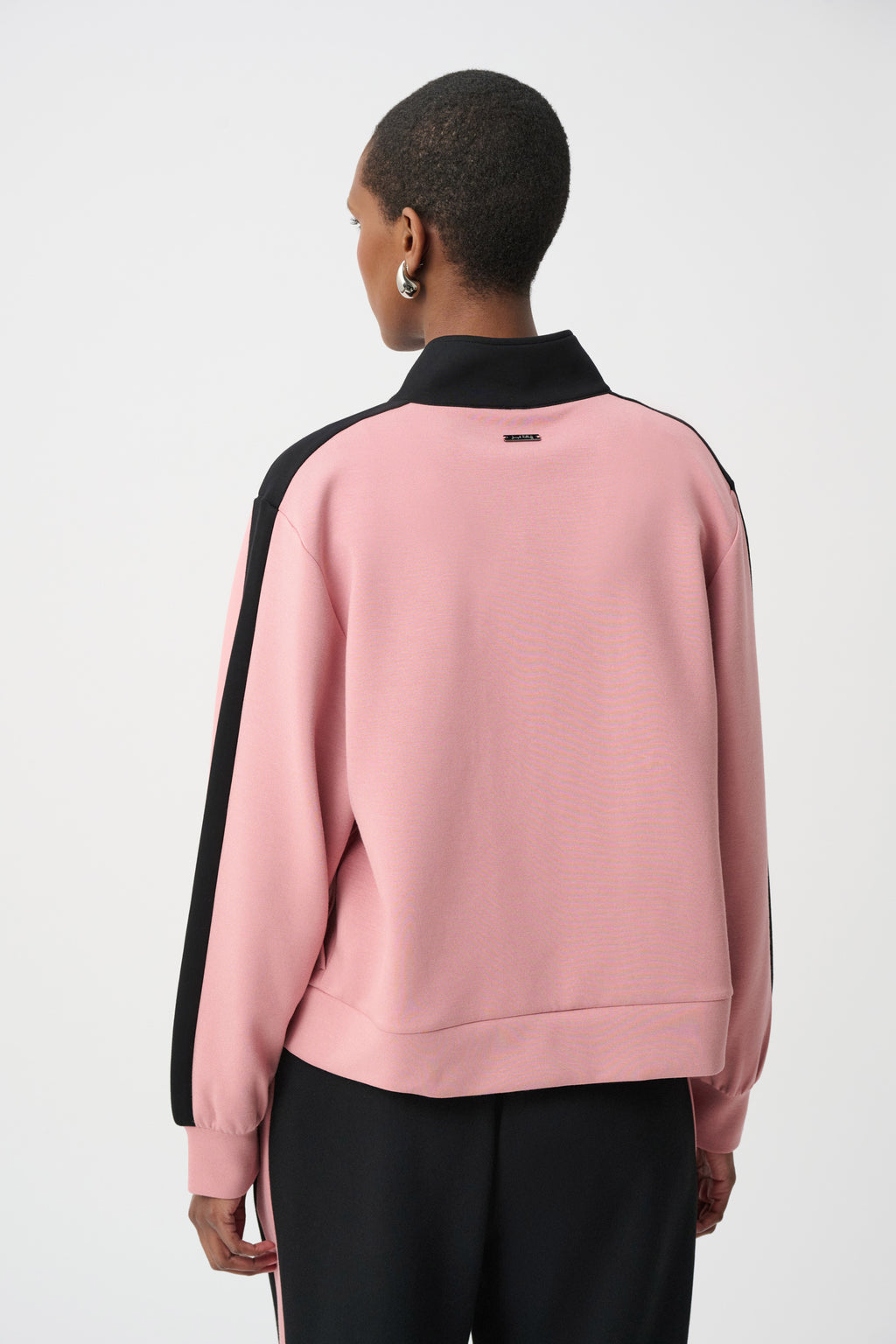 Chaqueta con cuello de chimenea y bloque de color negro con rosa 263621