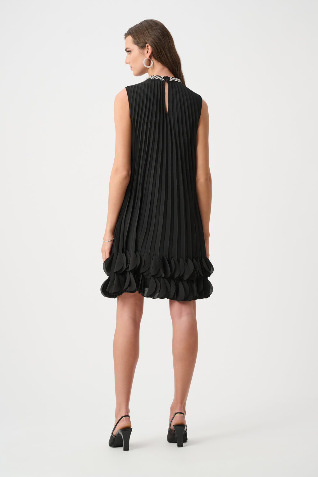 Vestido plisado en línea A con apliques negro 263738