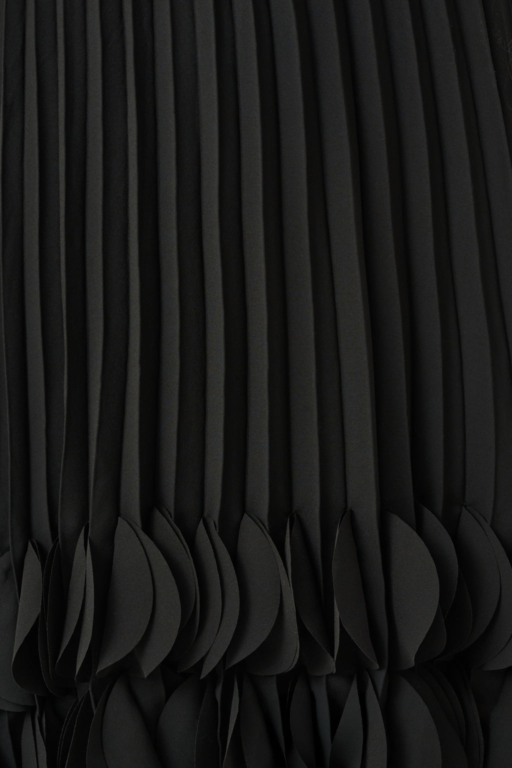 Vestido plisado en línea A con apliques negro 263738