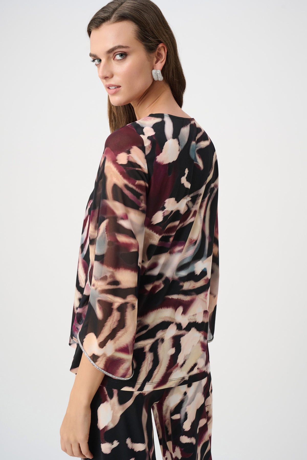 Blusa con estampado abstracto y ribete de pedrería negro multicolor 263757