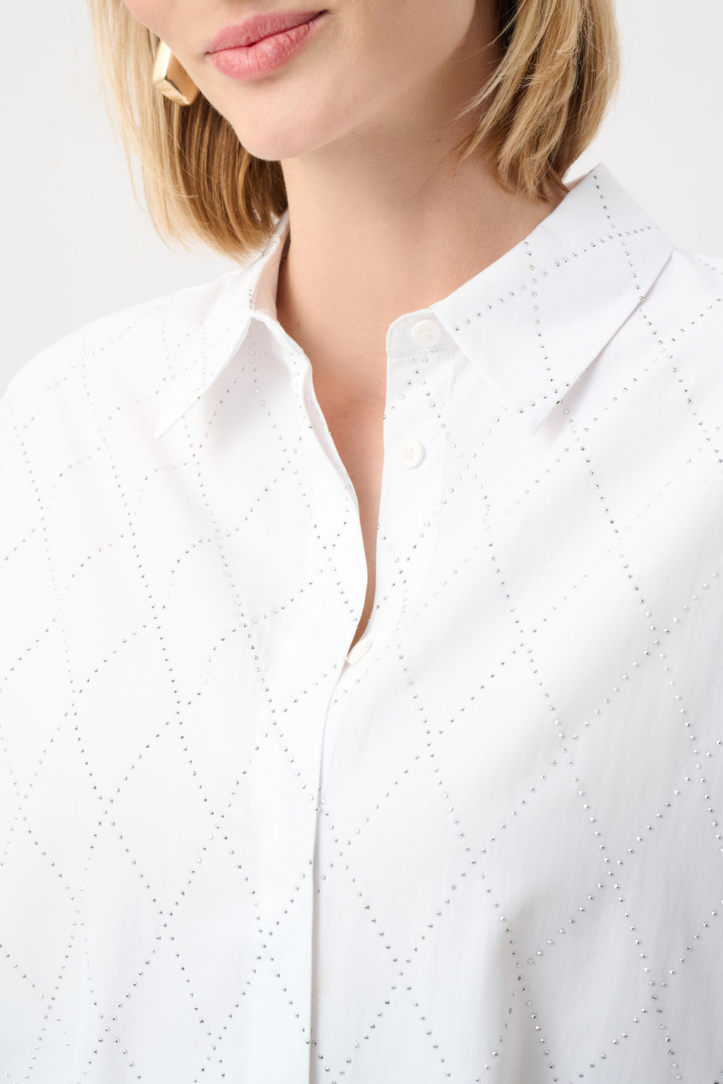 Blusa boxy con detalle de pedrería por toda la prenda blanca 263922