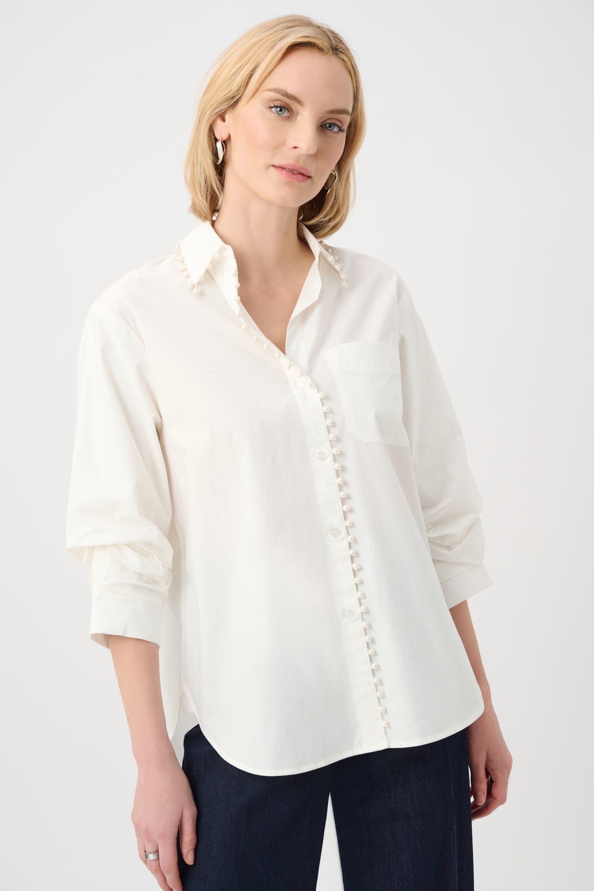 Blusa boxy con ribete de perlas blanca 263923
