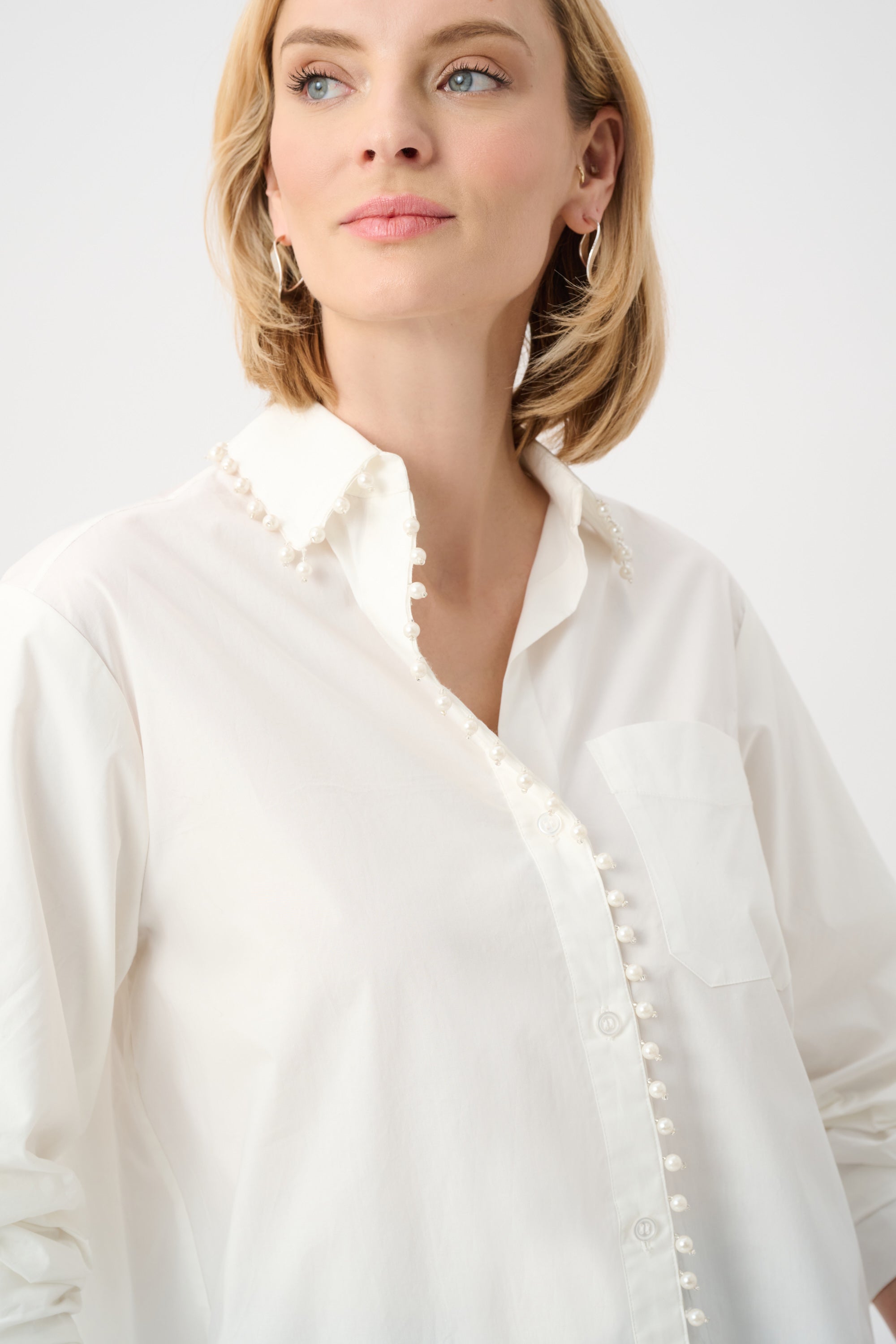 Blusa boxy con ribete de perlas blanca 263923